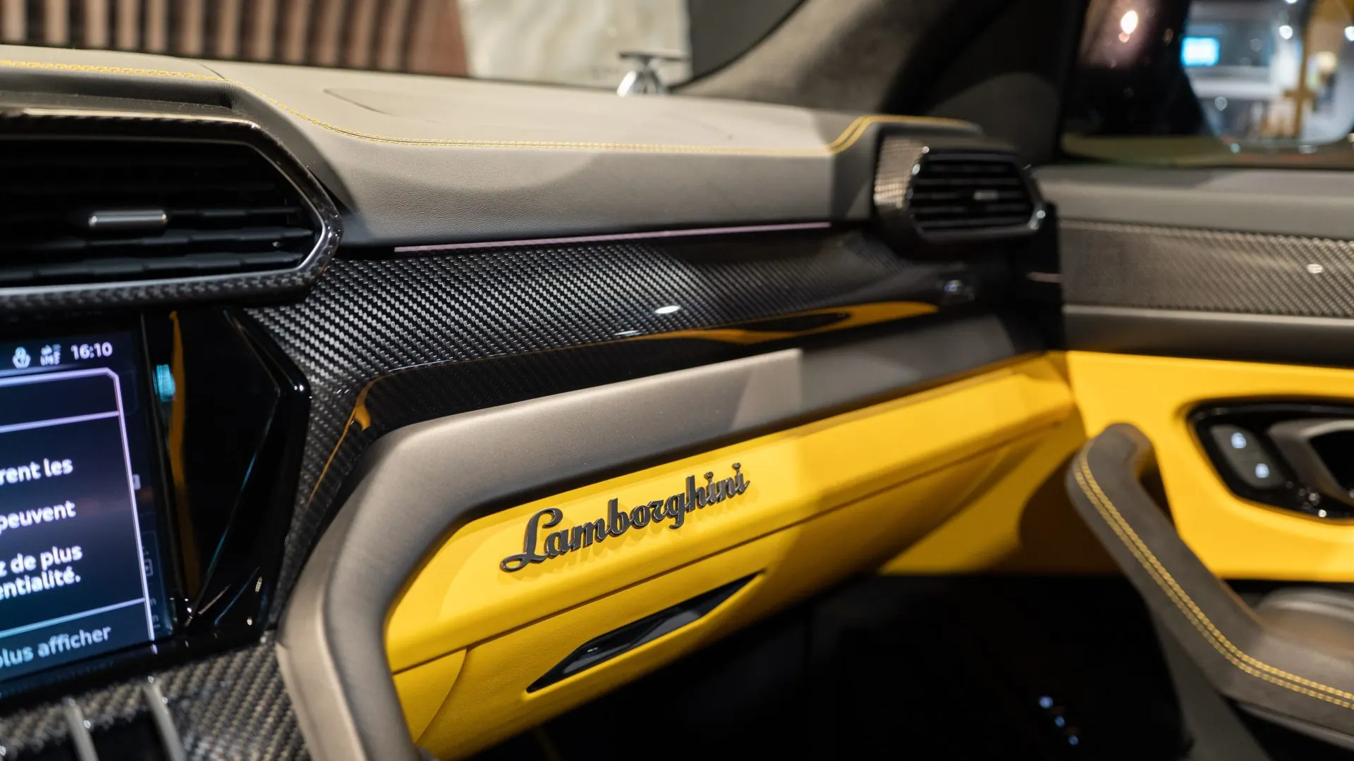 Lamborghini URUS — photo 29