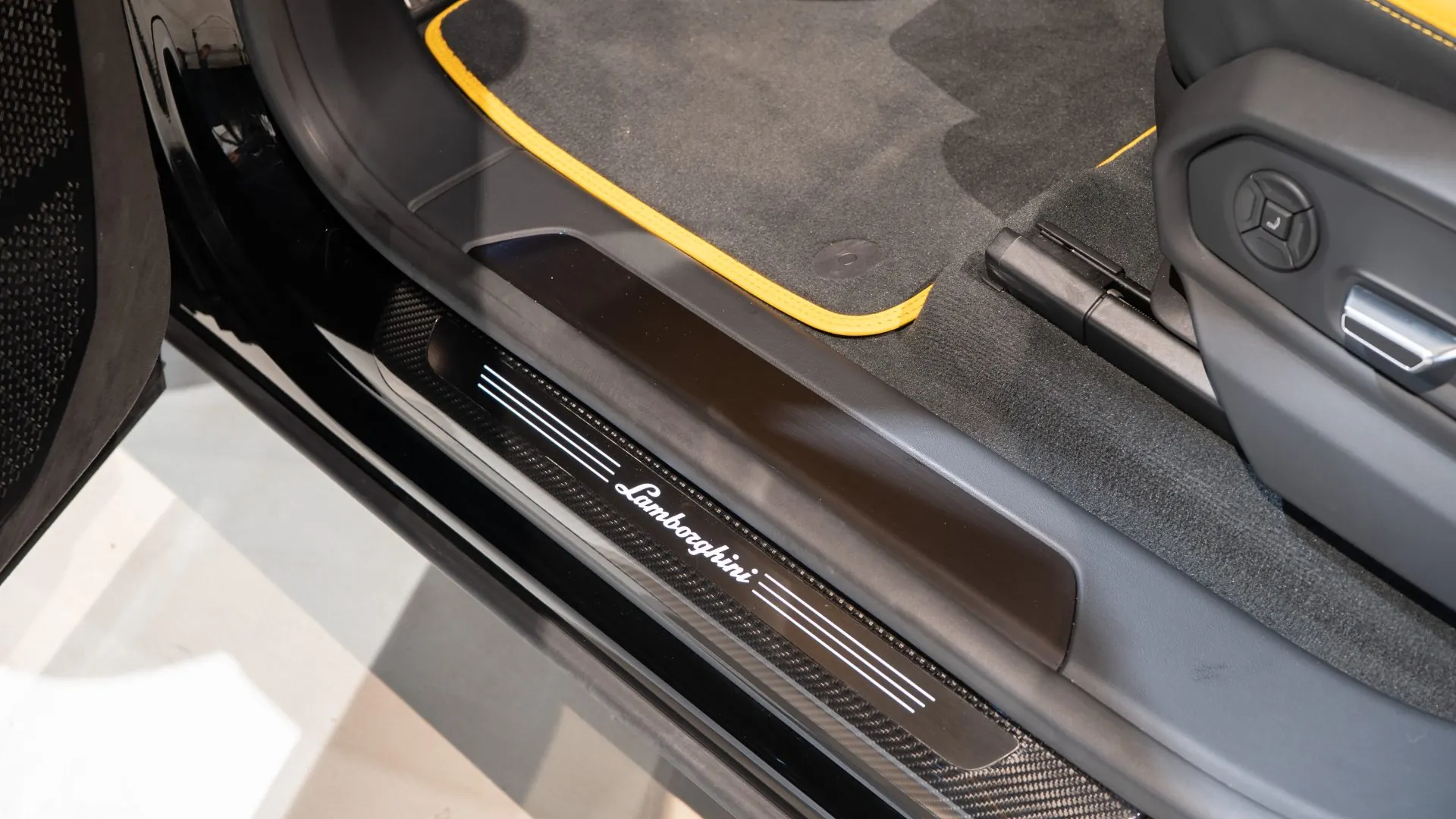 Lamborghini URUS — photo 14