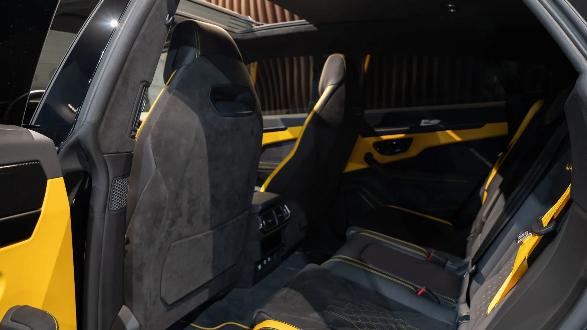 Lamborghini URUS — photo 17