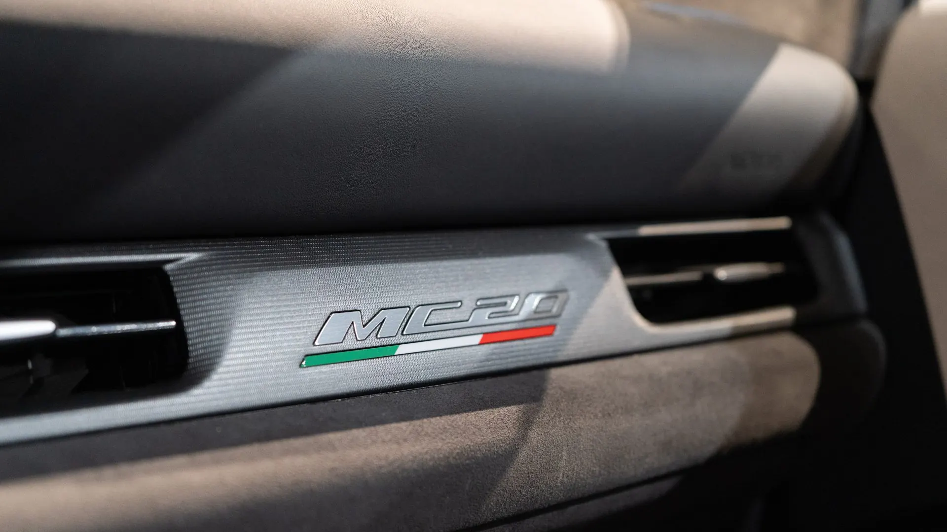 Maserati MC20 — photo 14