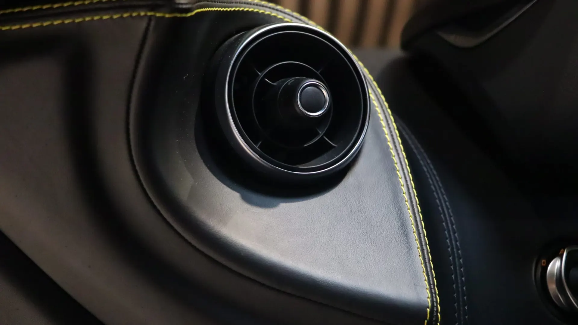 McLaren 570S — photo 17