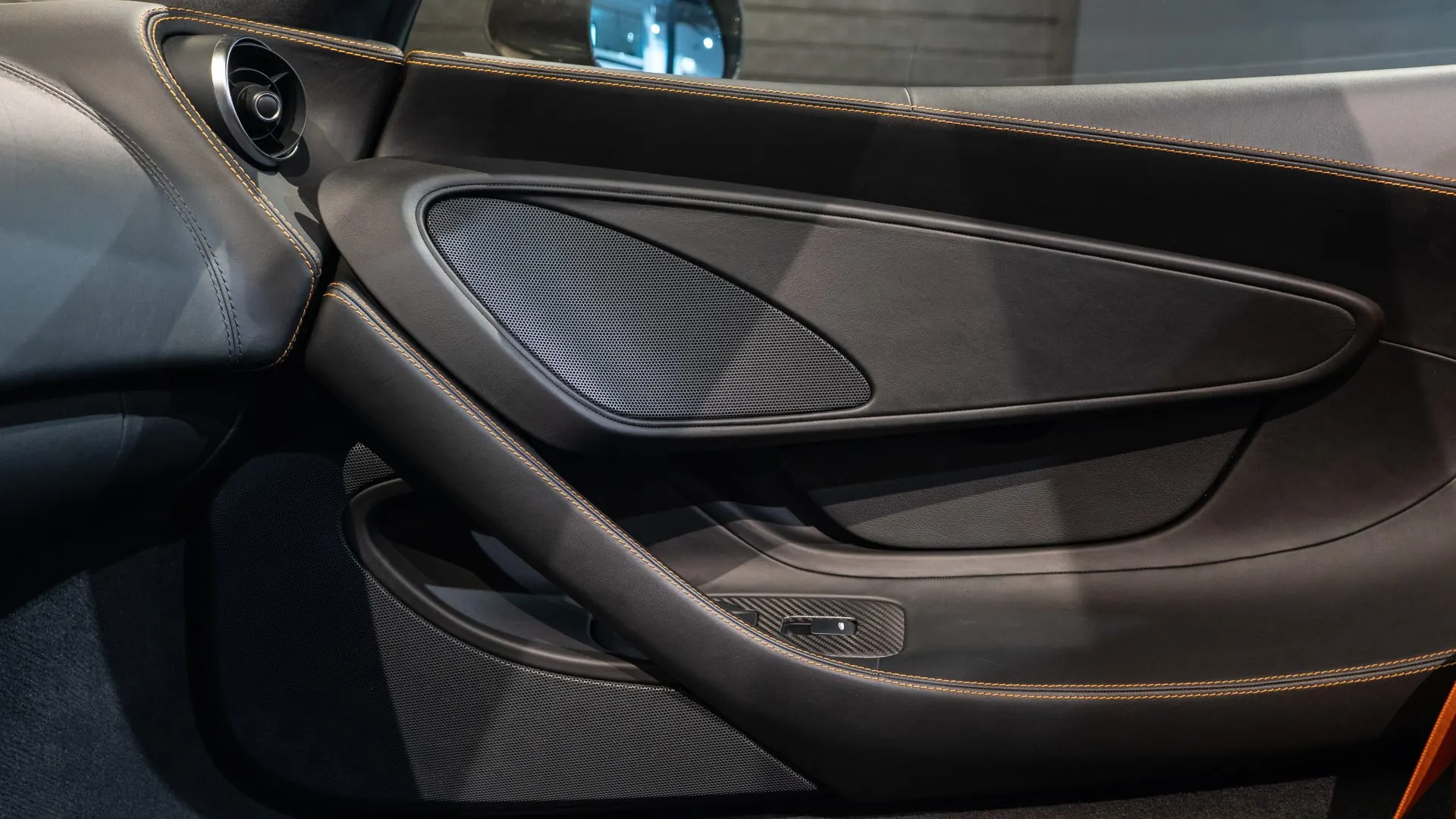 McLaren 570S — photo 22