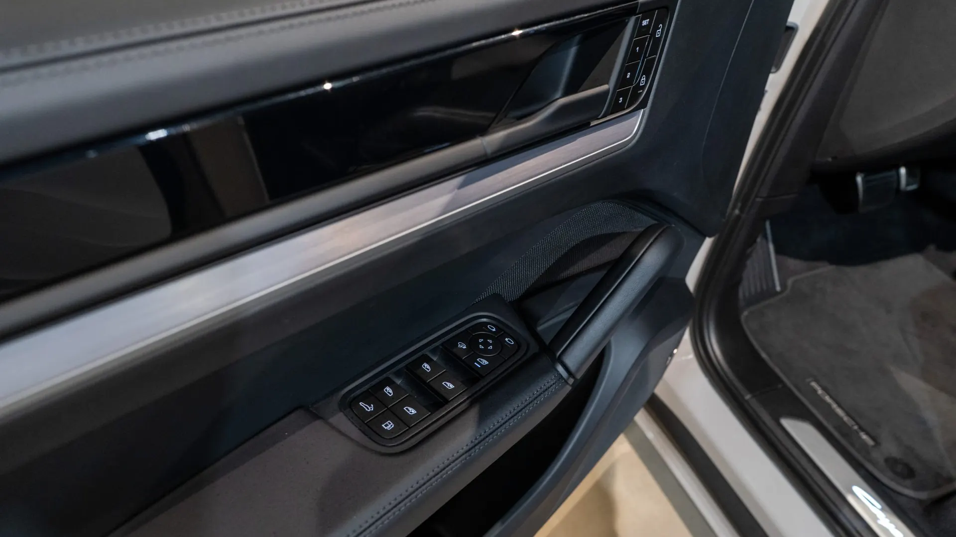 Porsche Cayenne — photo 15