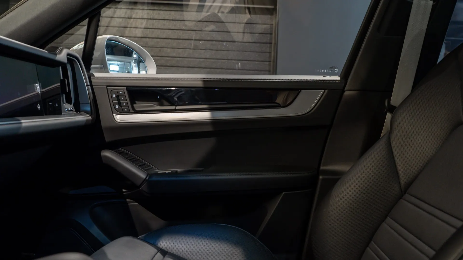 Porsche Cayenne — photo 25