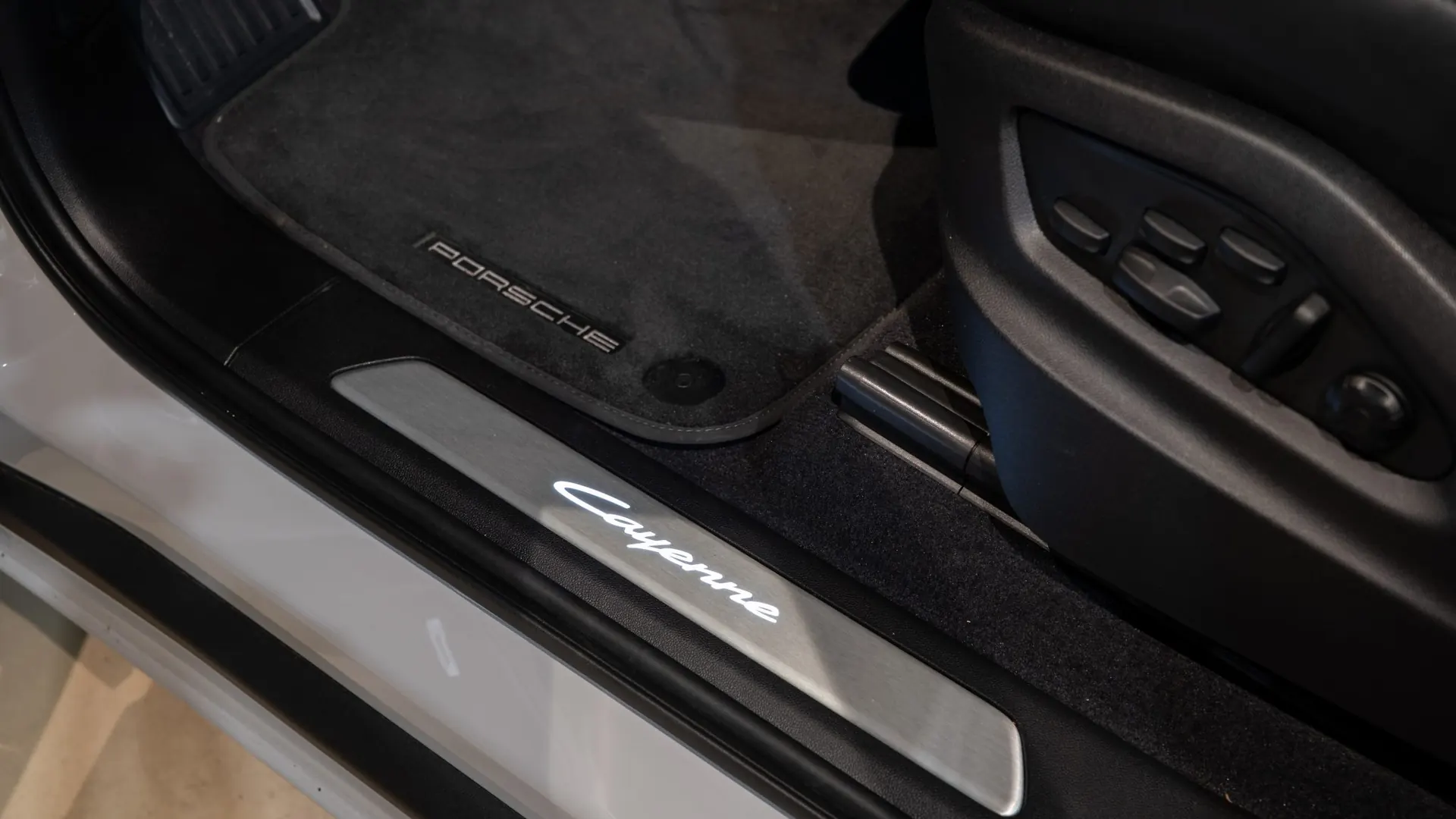 Porsche Cayenne — photo 13