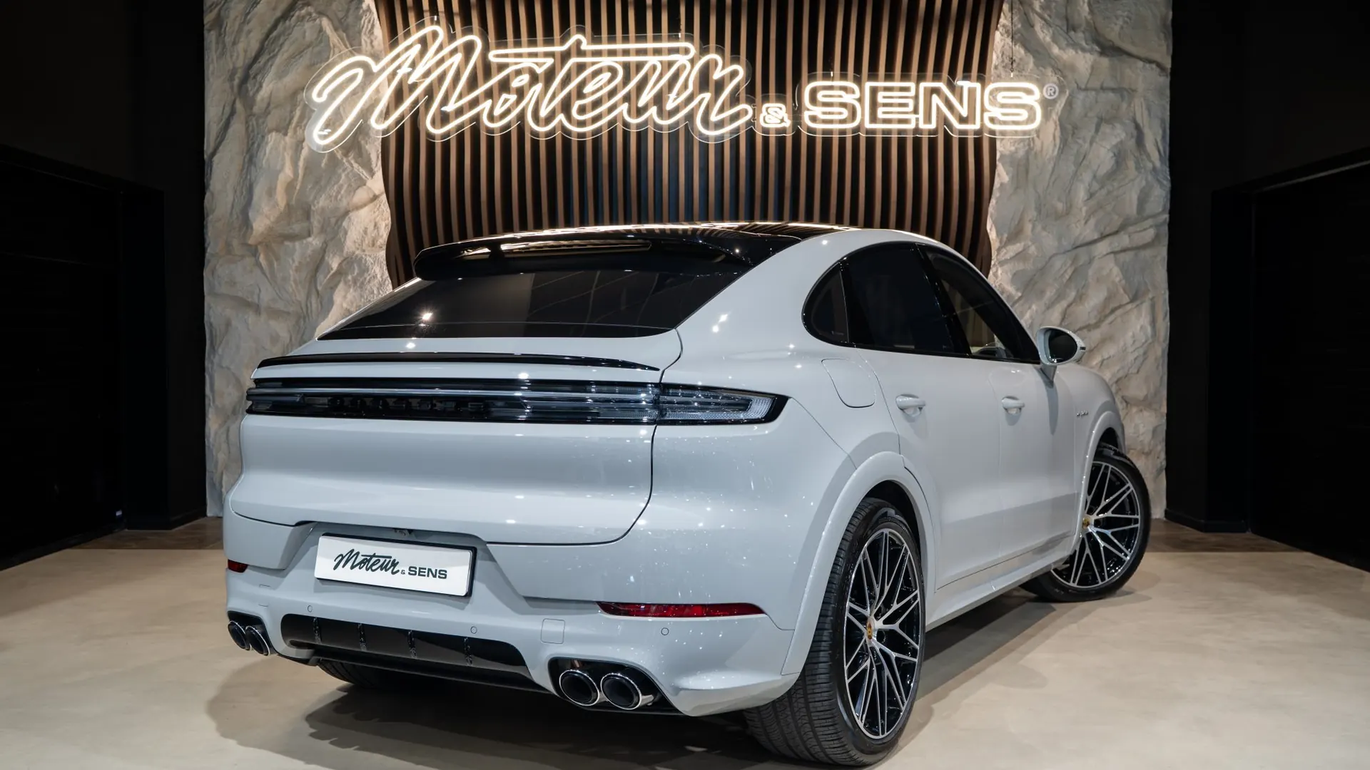 Porsche Cayenne — photo 2