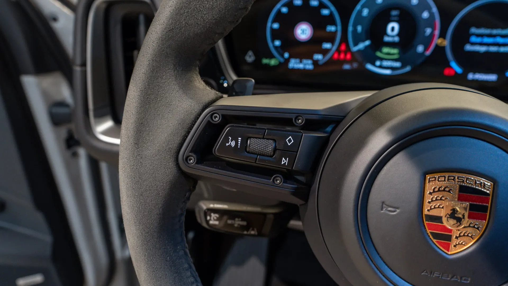 Porsche Cayenne — photo 19