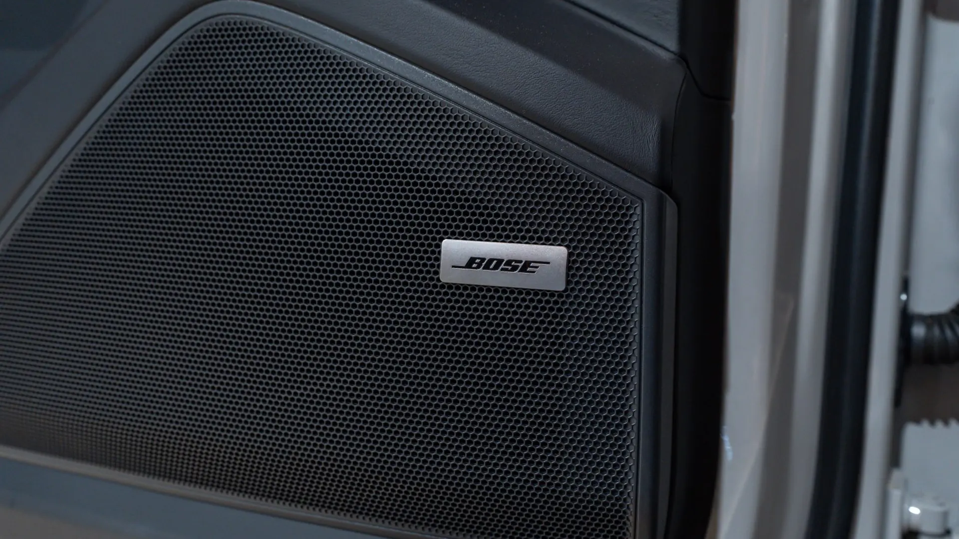 Porsche Cayenne — photo 26