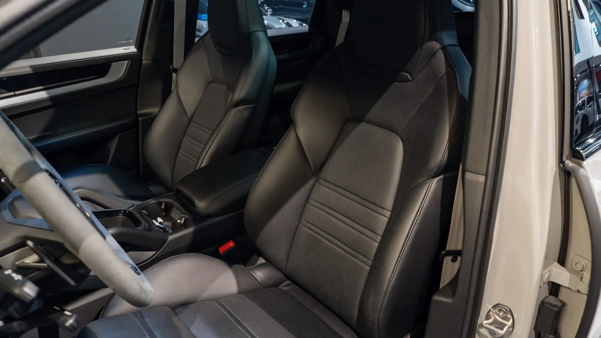 Porsche Cayenne — photo 27