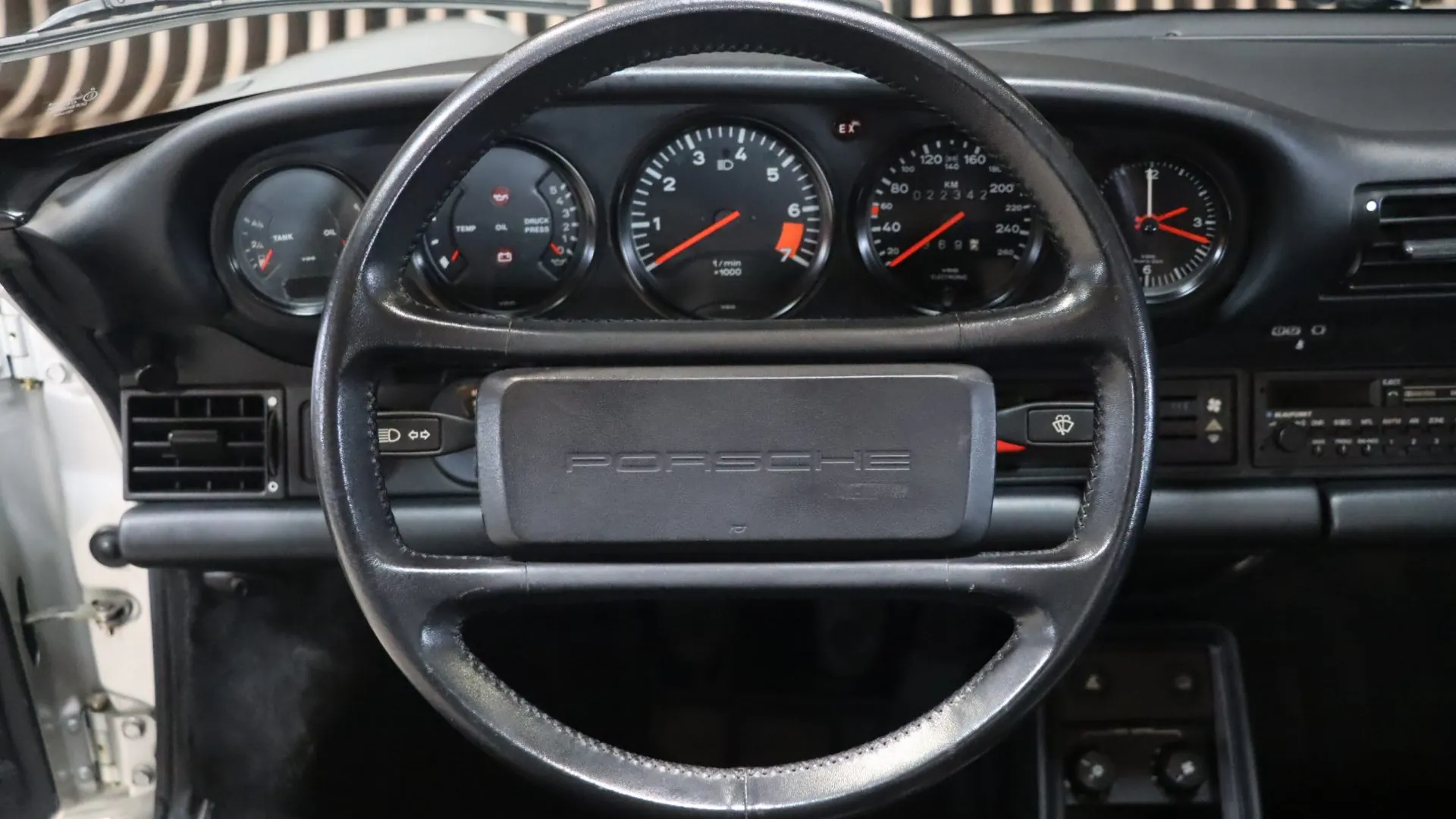 Porsche 911 — photo 10