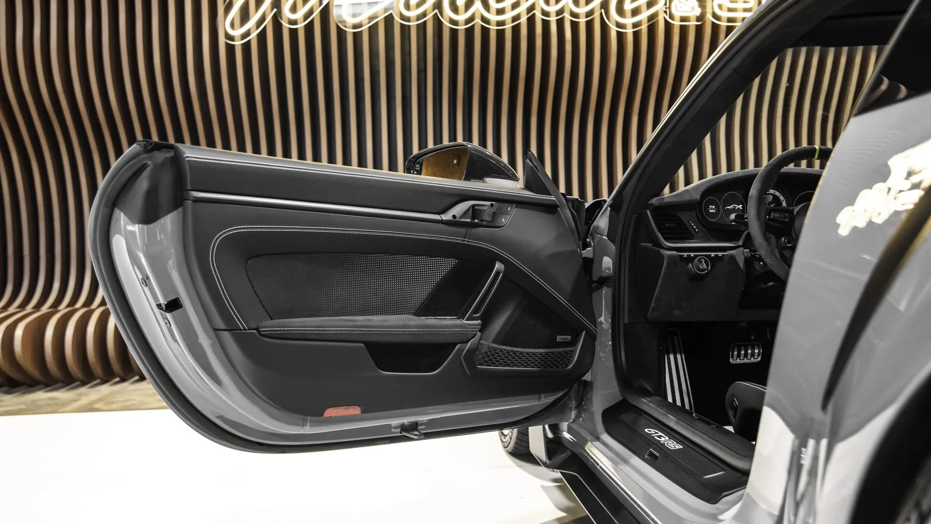 Porsche 911 — photo 7