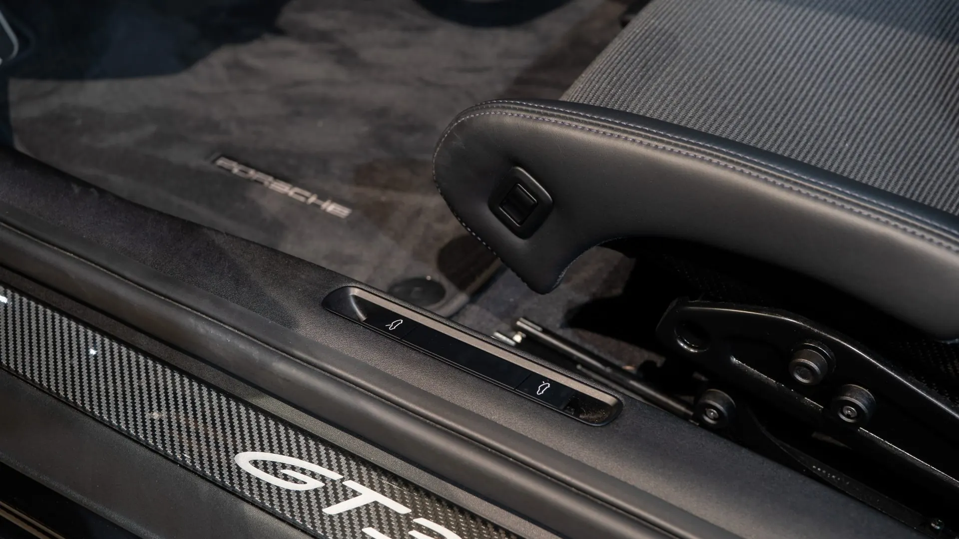 Porsche 911 — photo 17