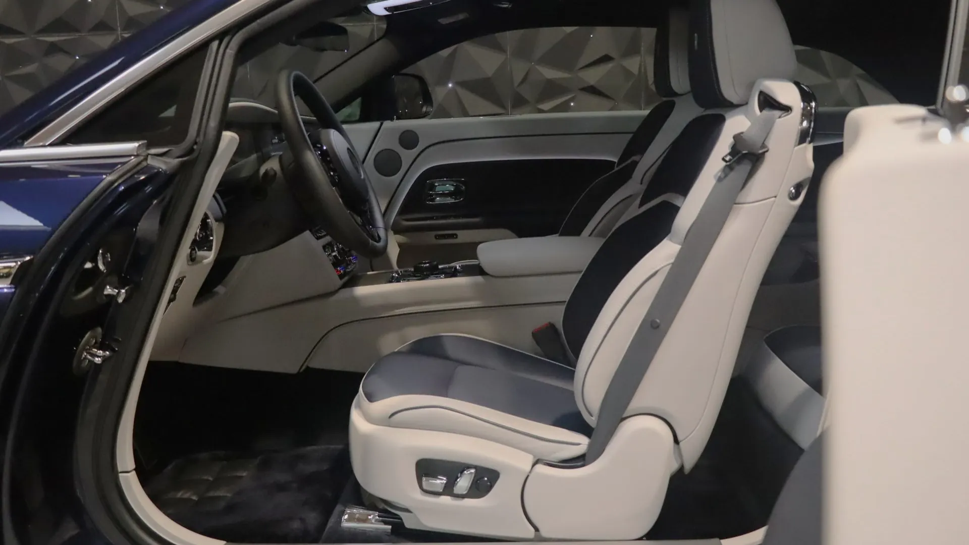 Rolls Royce SPECTRE — photo 6