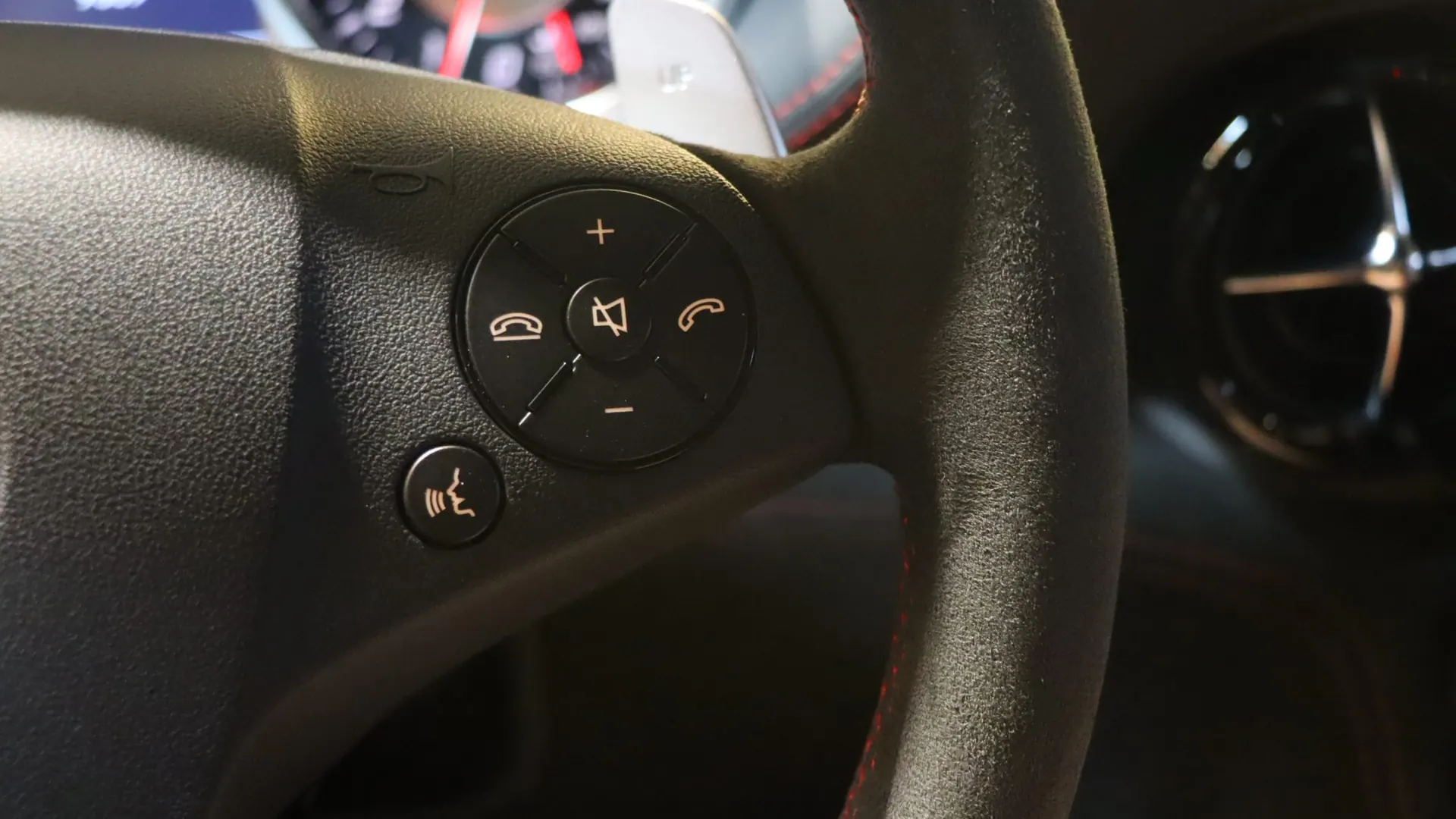 Mercedes-Benz SLS — photo 18