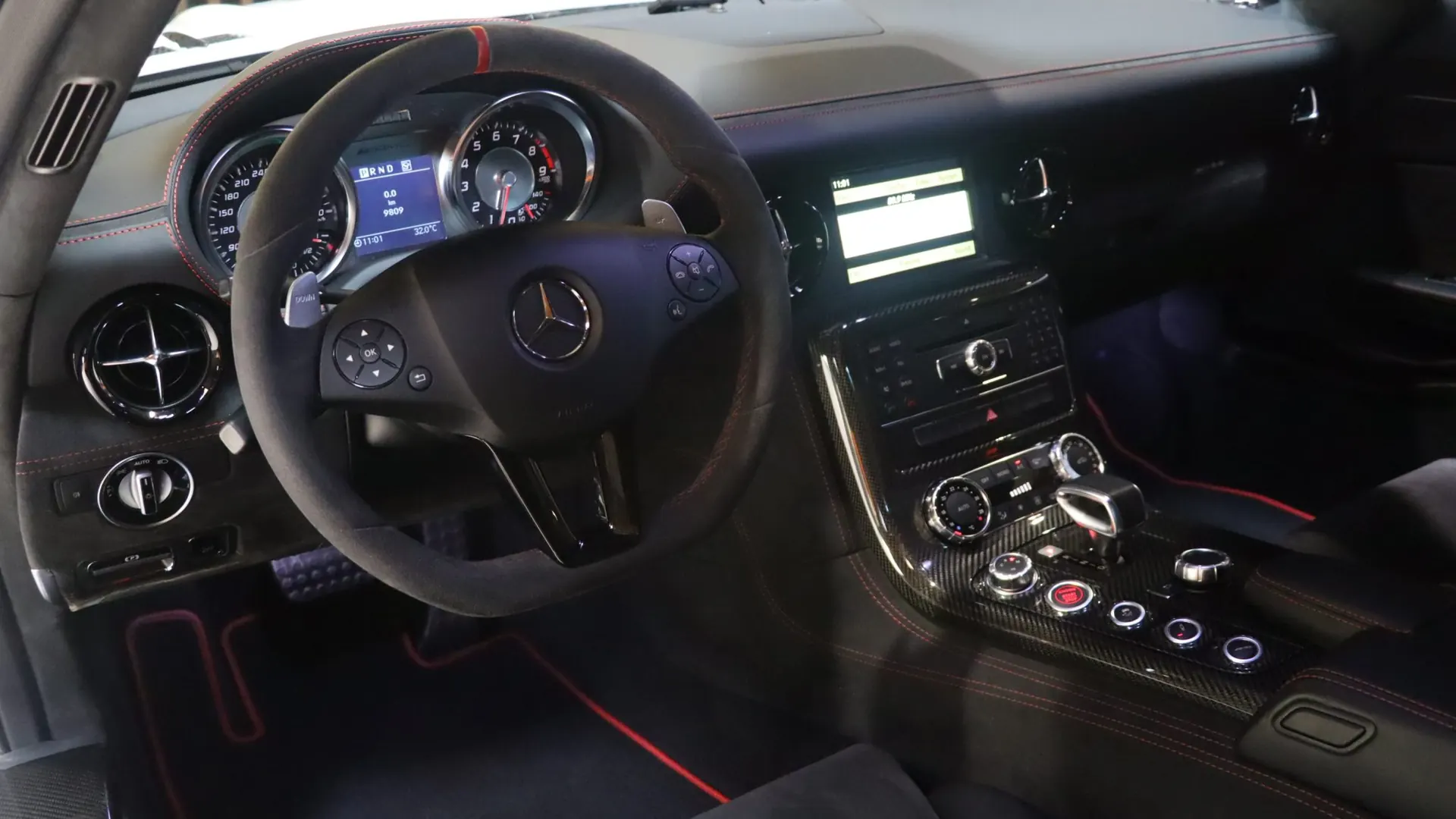 Mercedes-Benz SLS — photo 14