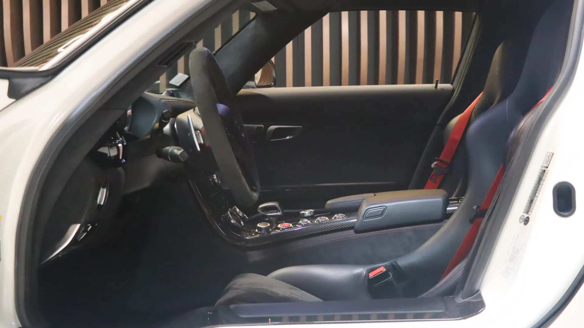 Mercedes-Benz SLS — photo 7