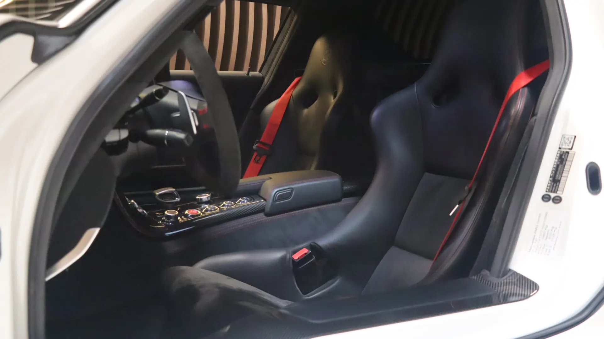 Mercedes-Benz SLS — photo 6