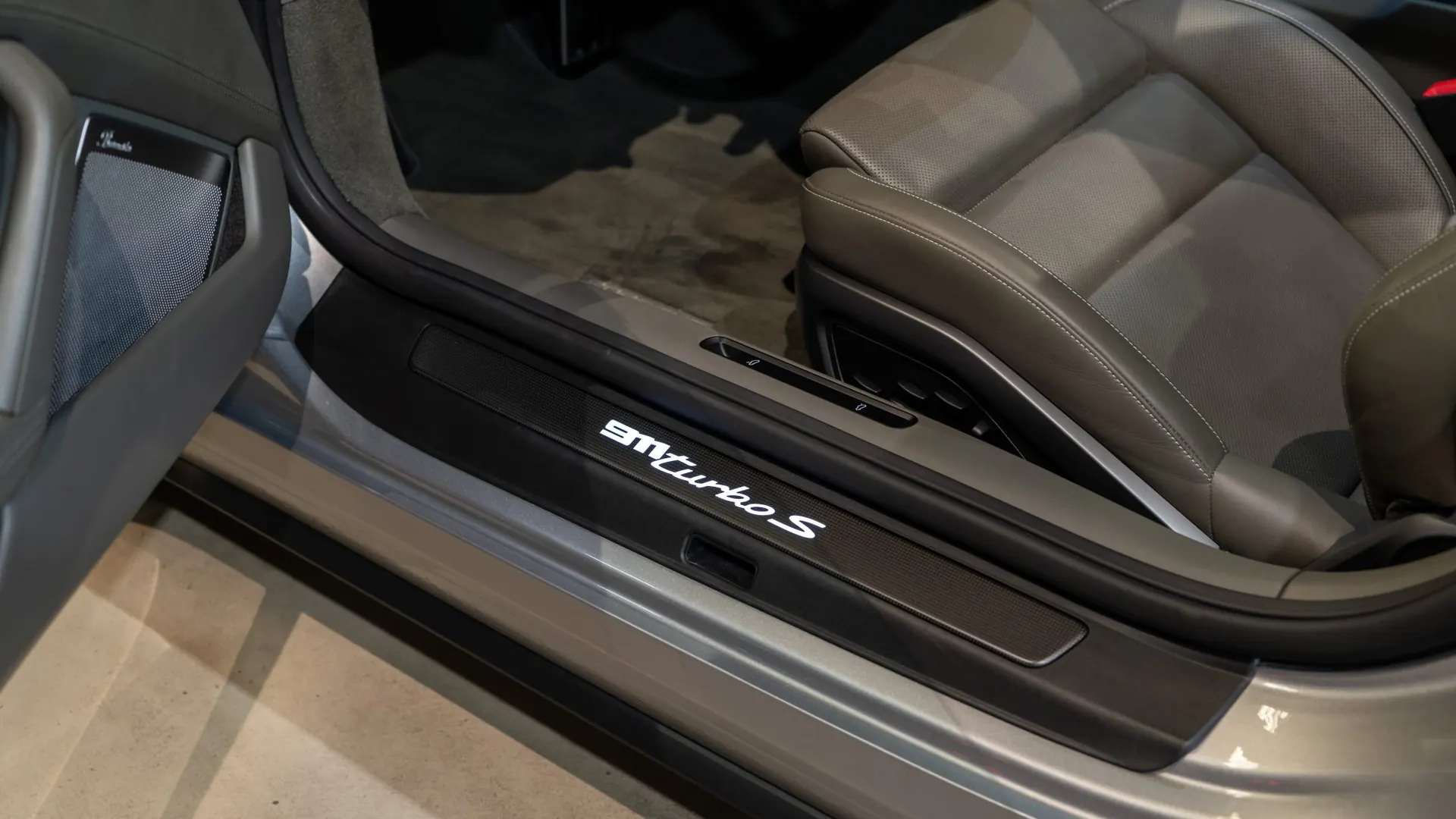 Porsche 911 — photo 12