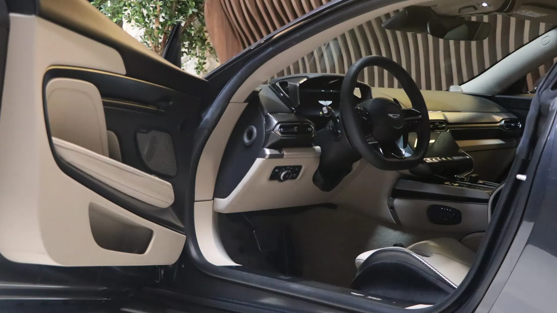 Aston Martin Vanquish — photo 8
