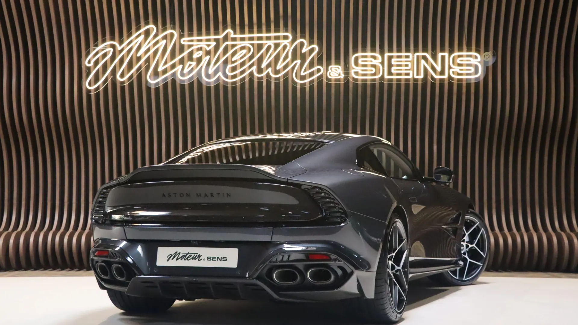 Aston Martin Vanquish — photo 2