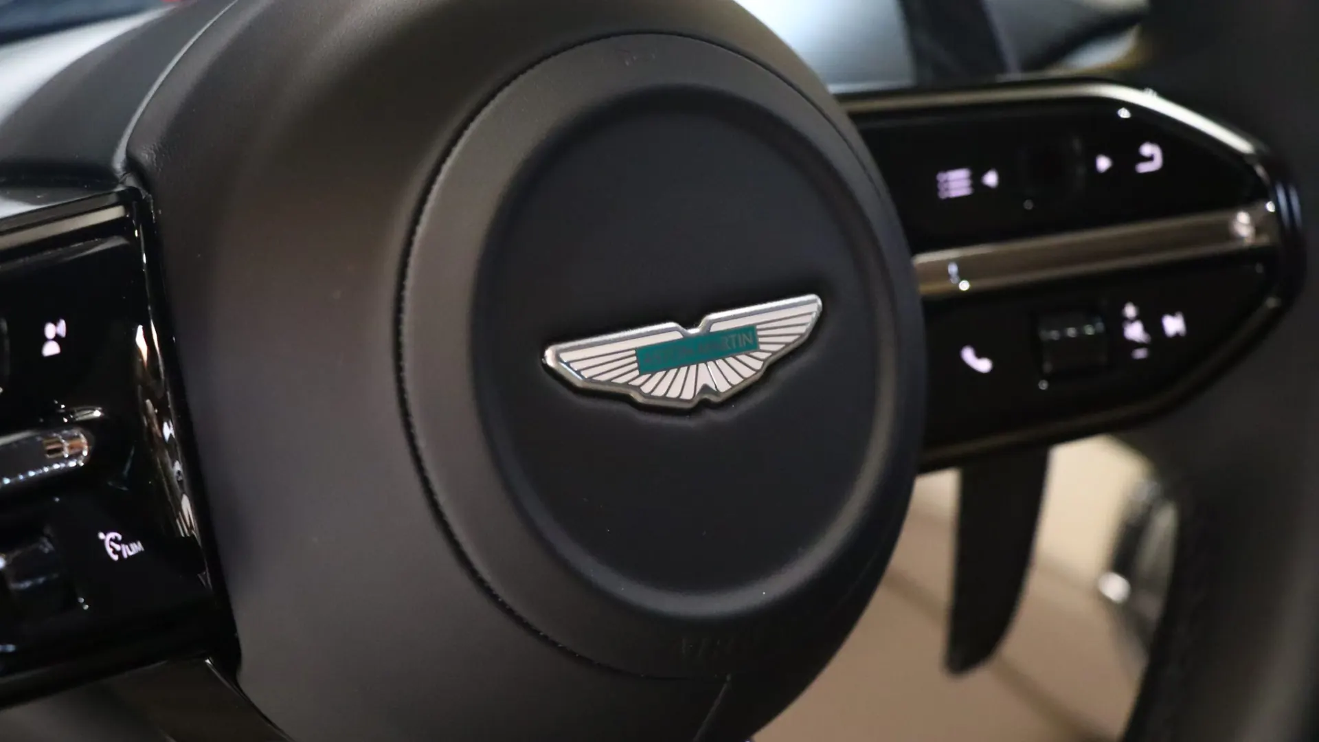 Aston Martin Vanquish — photo 23