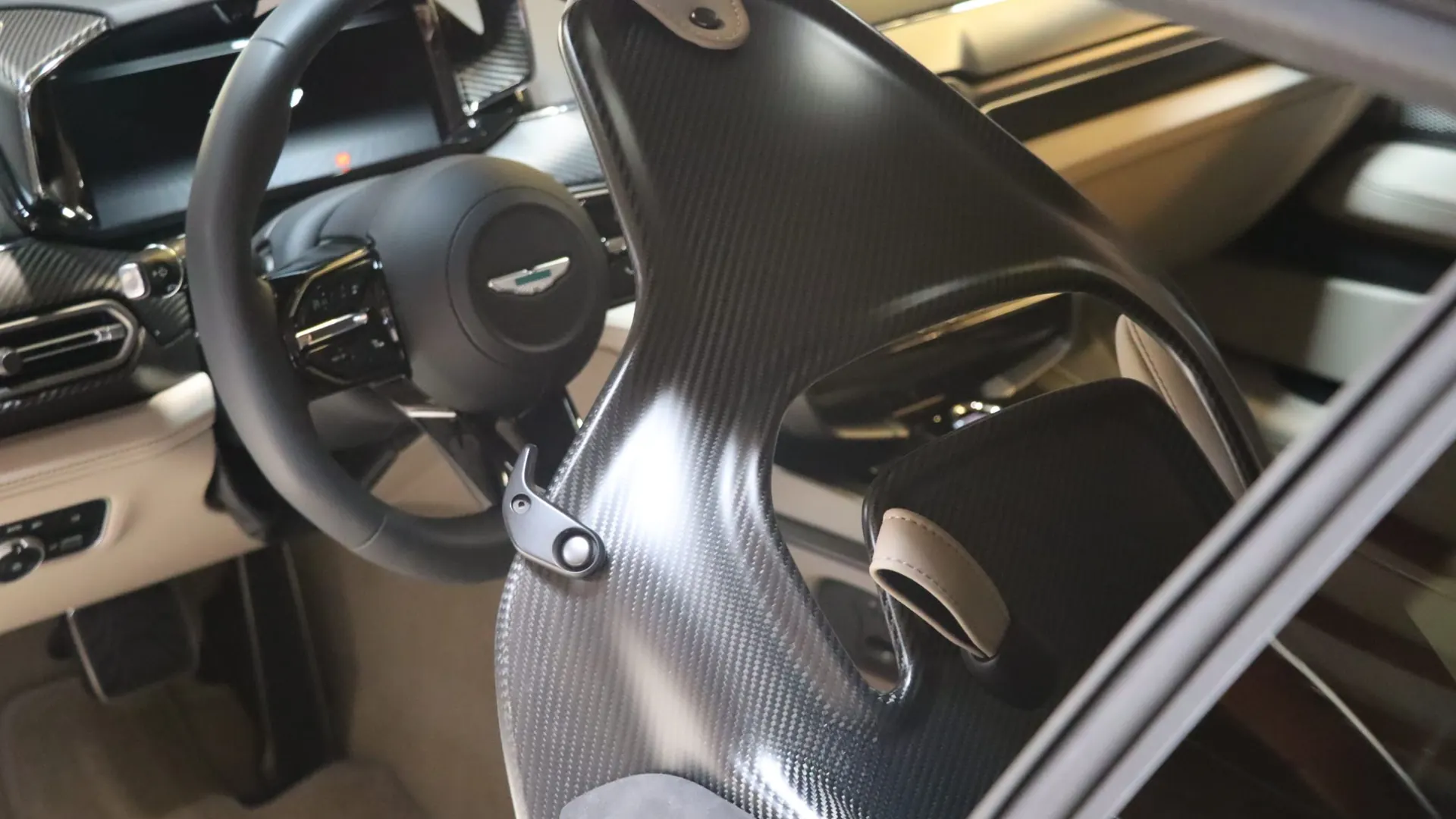 Aston Martin Vanquish — photo 34
