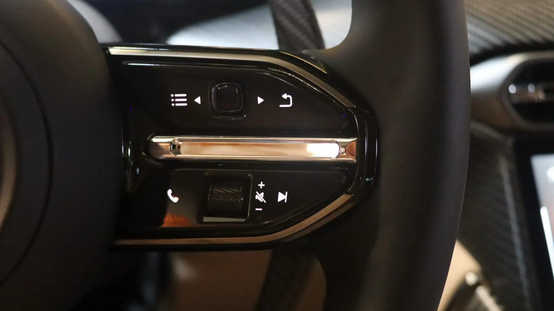 Aston Martin Vanquish — photo 20