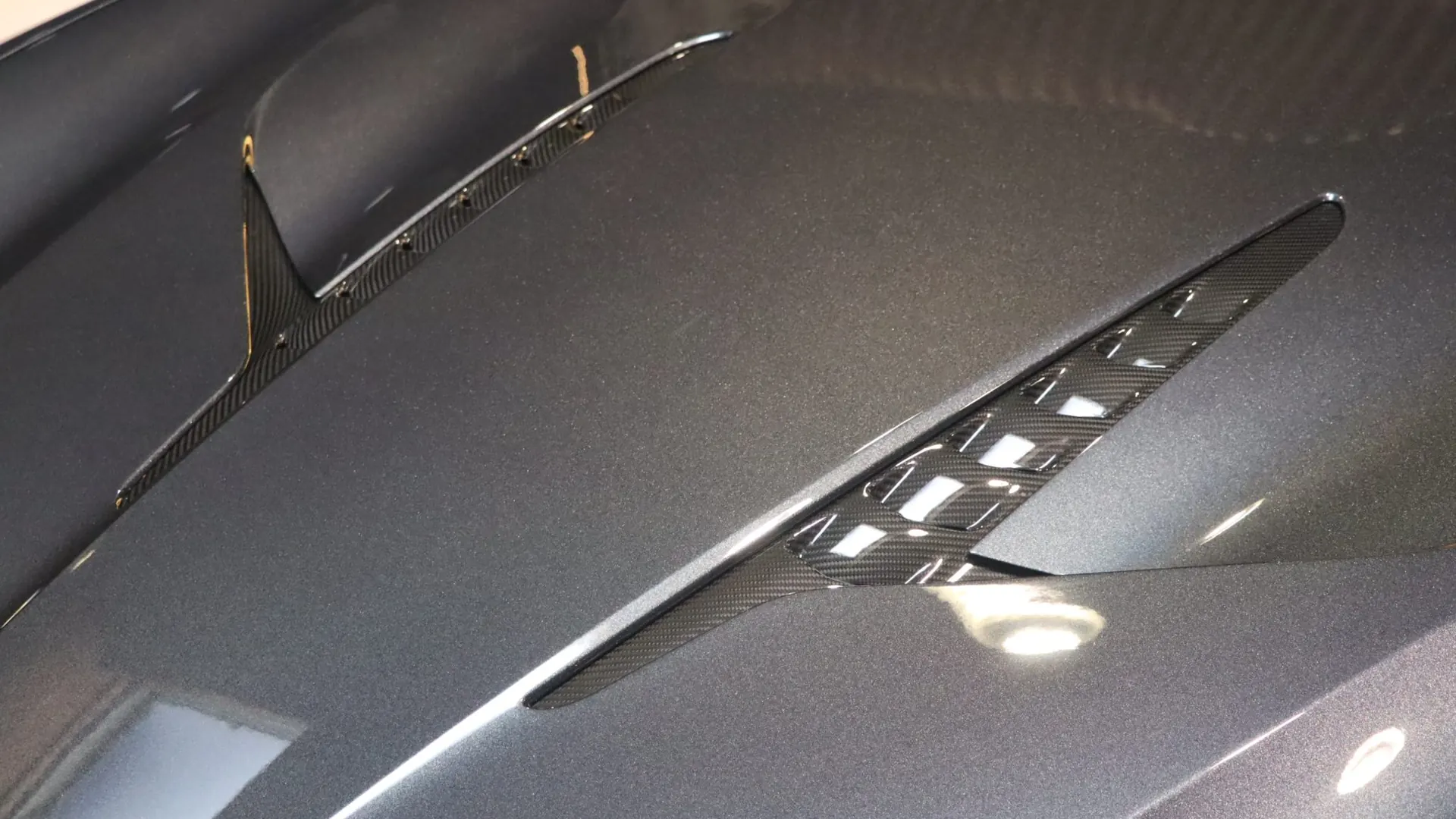 Aston Martin Vanquish — photo 40