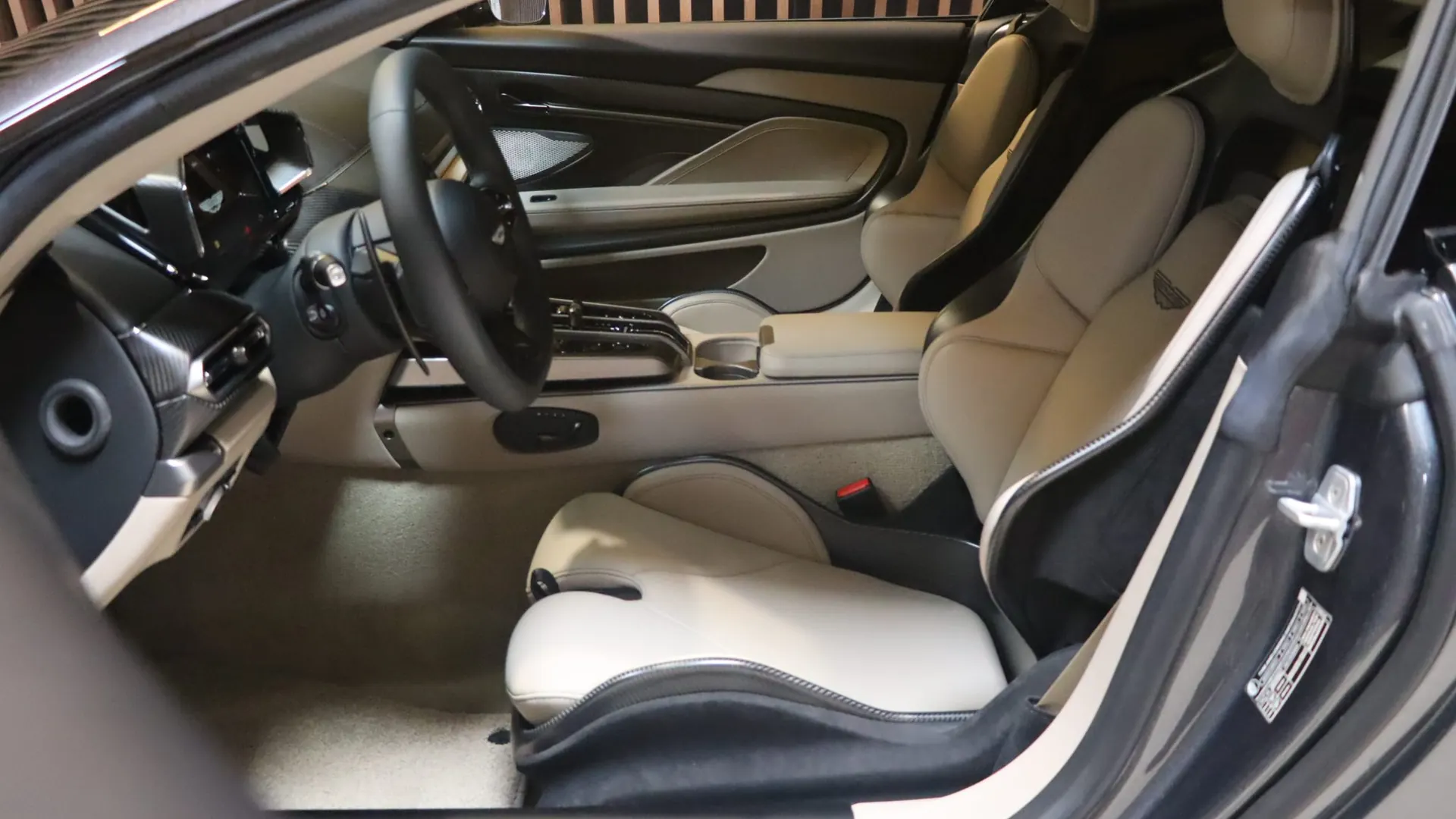 Aston Martin Vanquish — photo 7