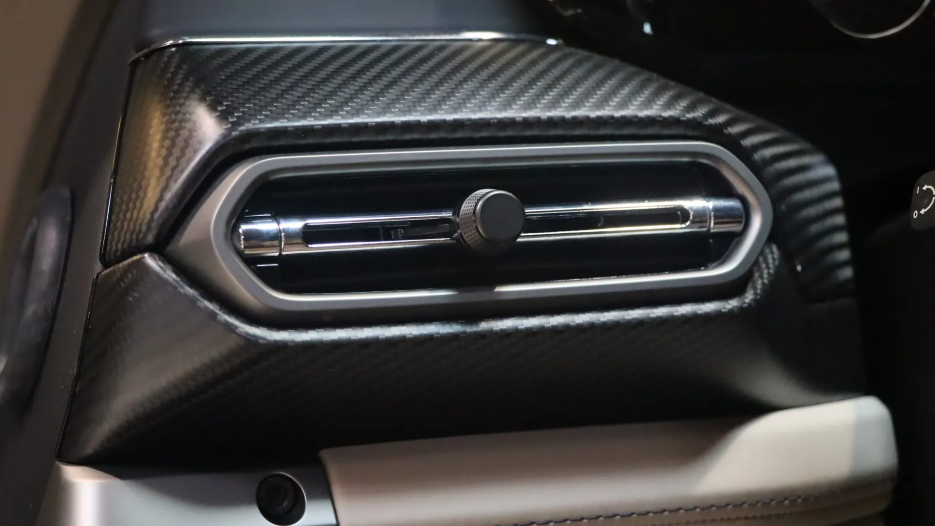Aston Martin Vanquish — photo 16
