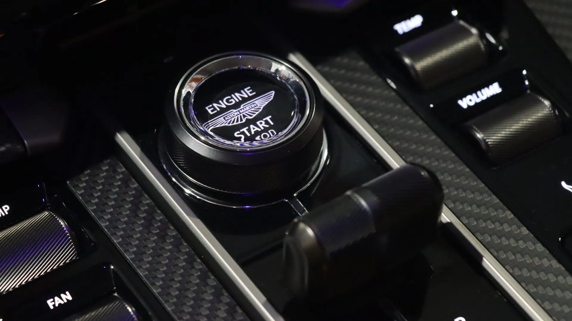 Aston Martin Vanquish — photo 30