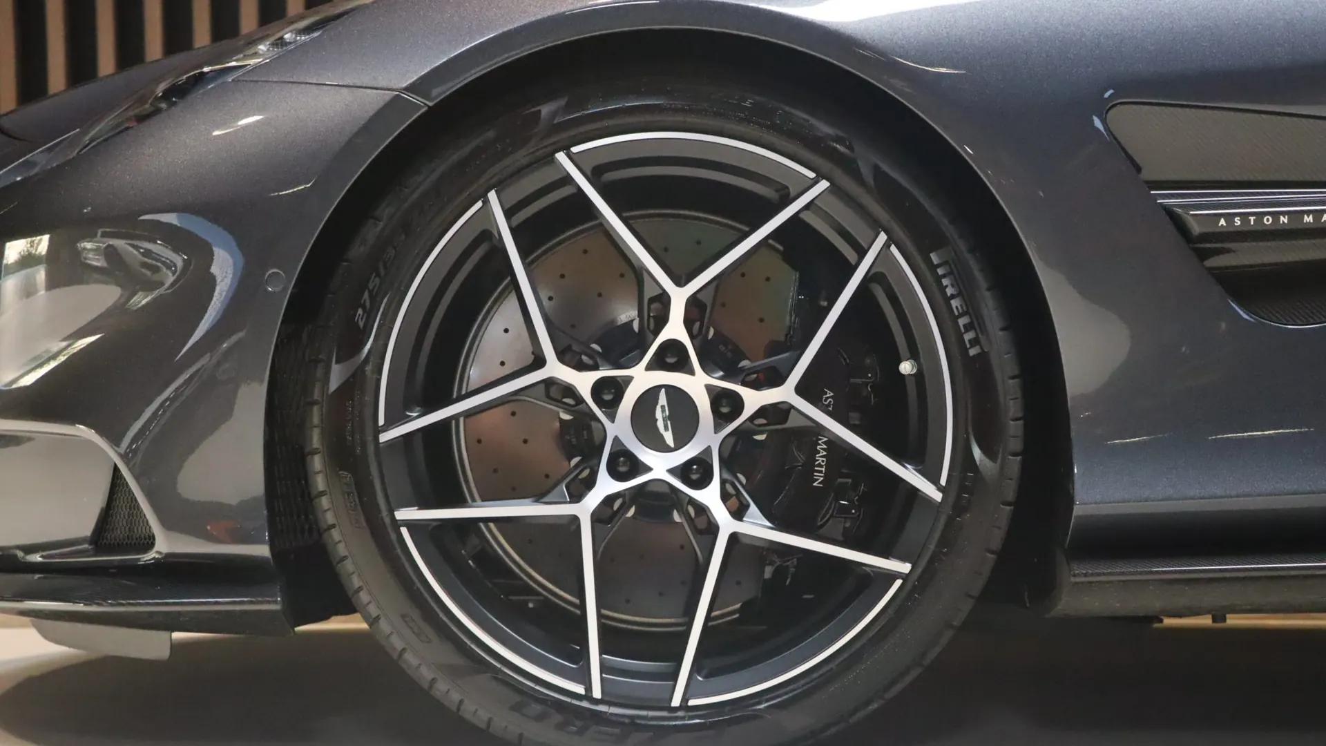 Aston Martin Vanquish — photo 48
