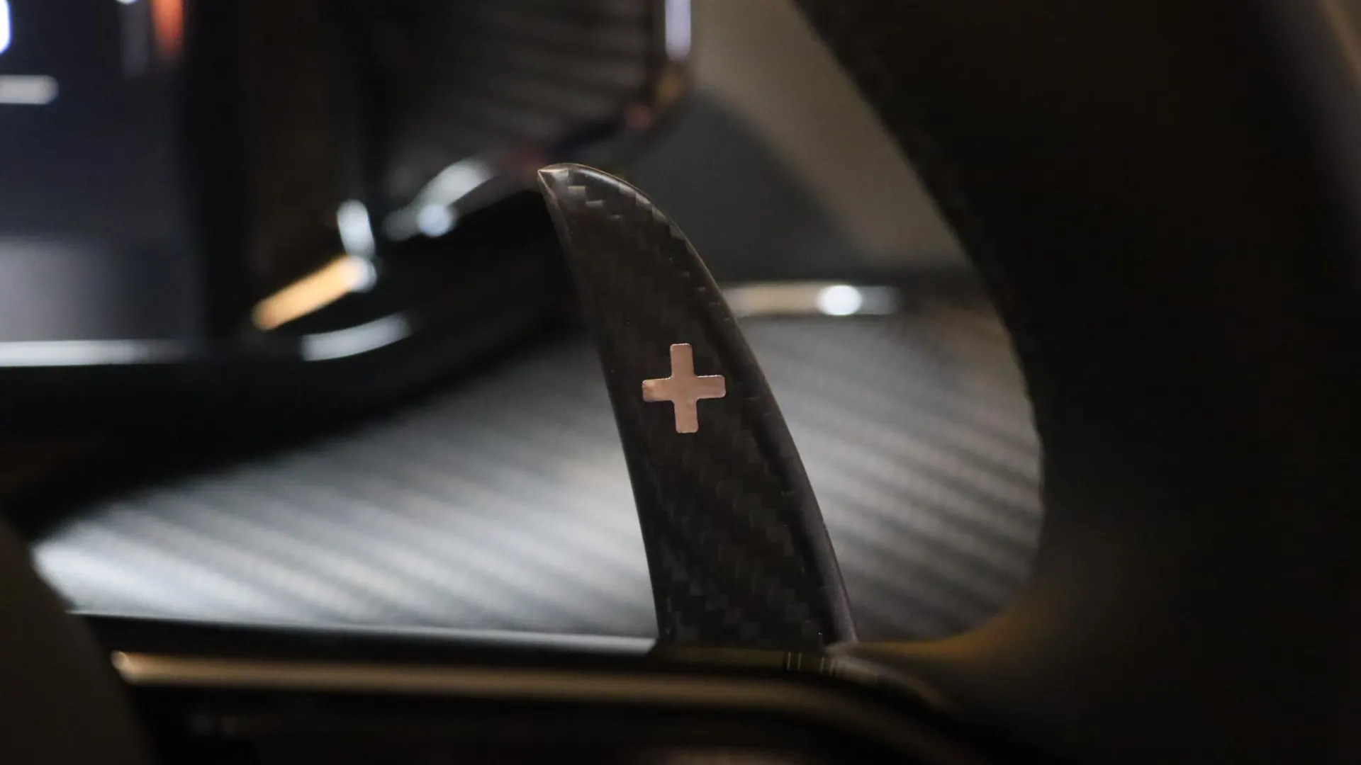 Aston Martin Vanquish — photo 21