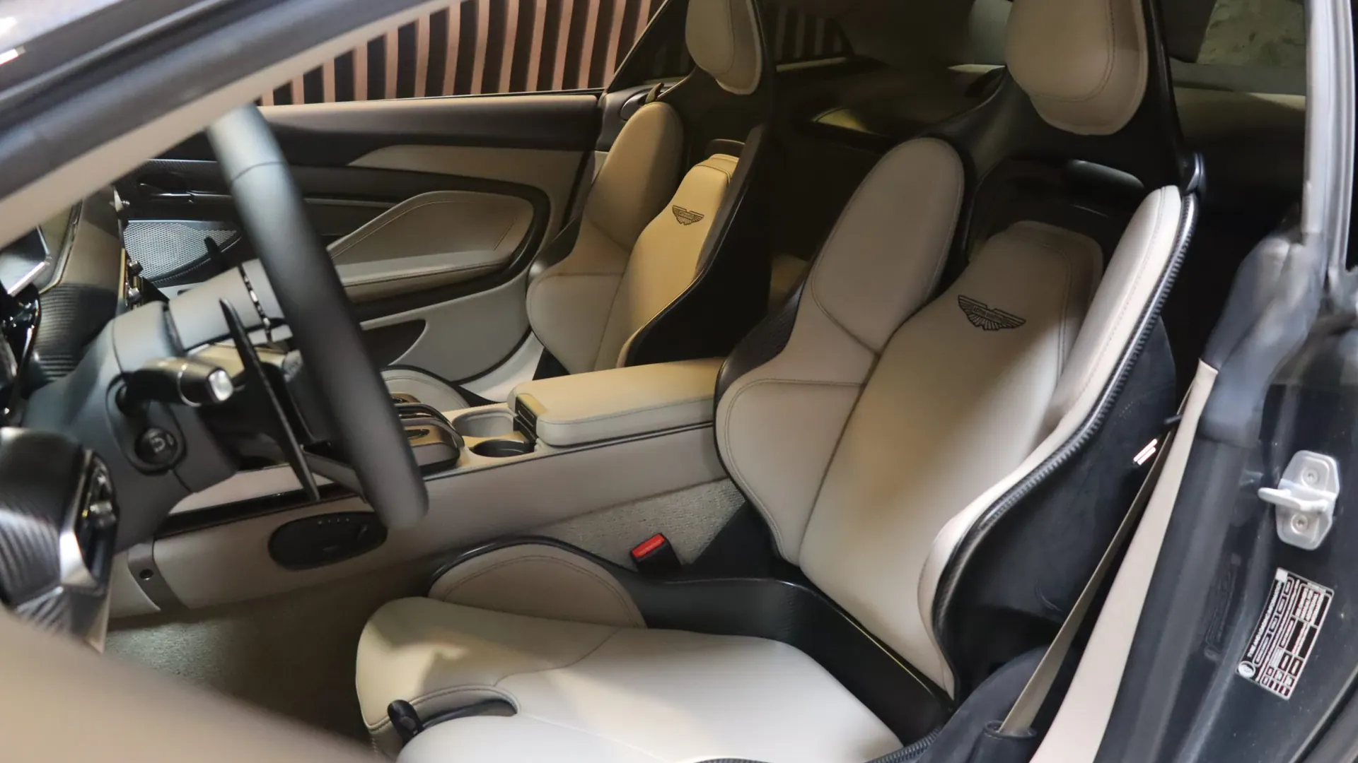 Aston Martin Vanquish — photo 6