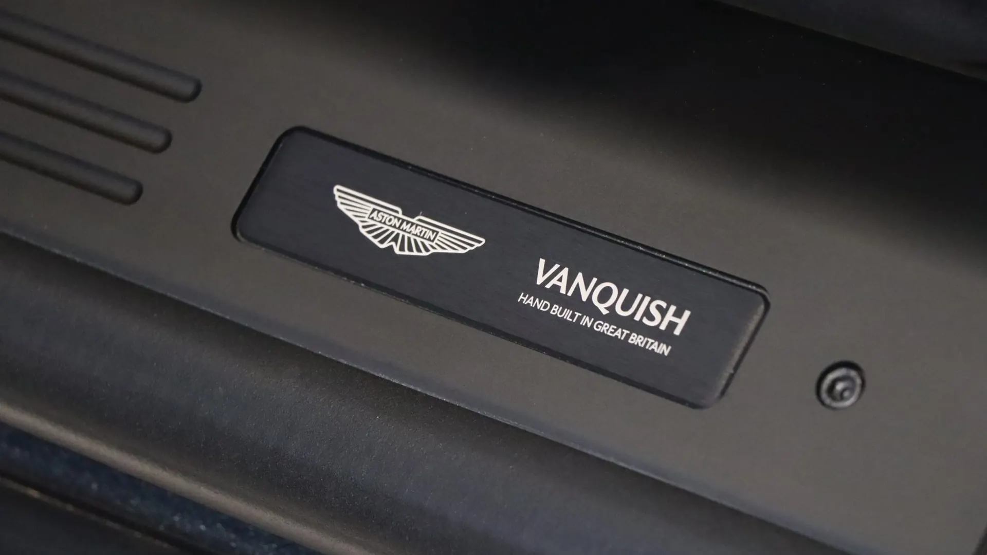 Aston Martin Vanquish — photo 13