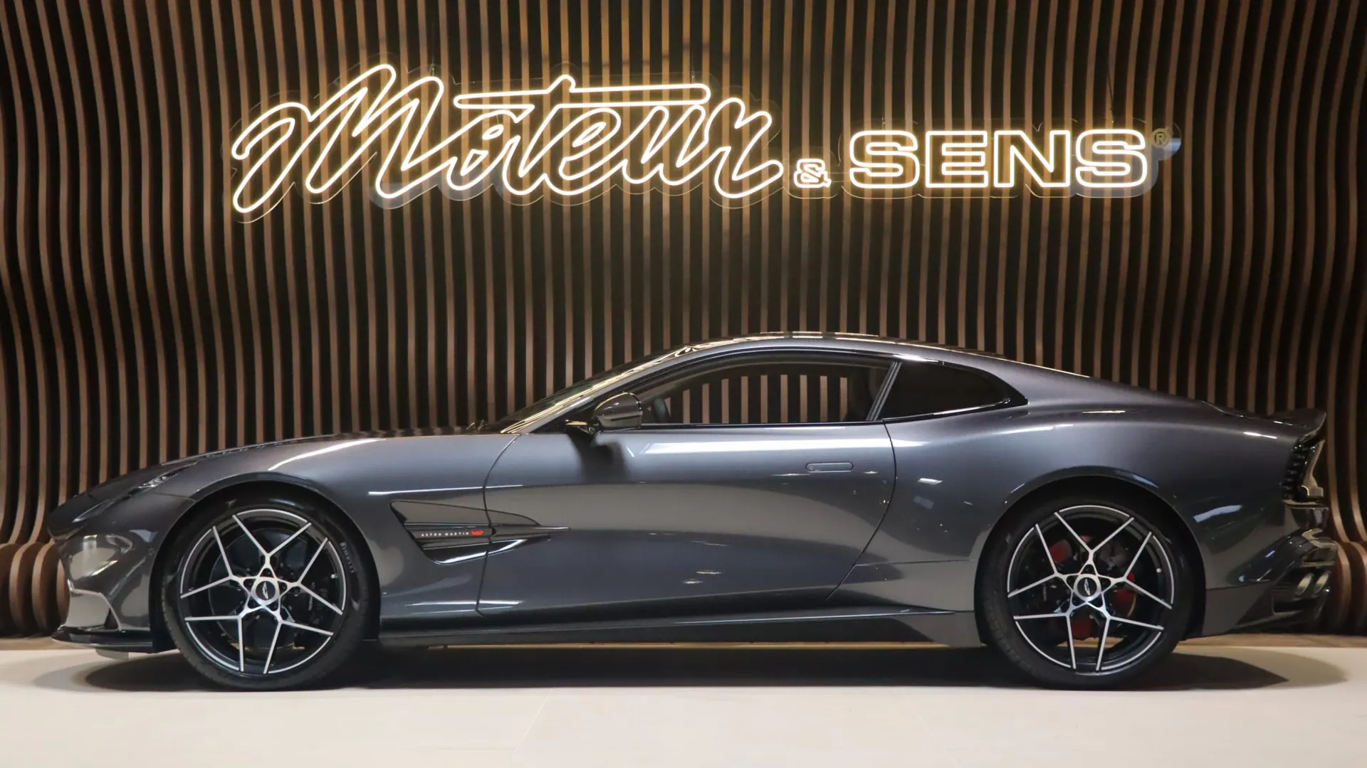 Aston Martin Vanquish — photo 5