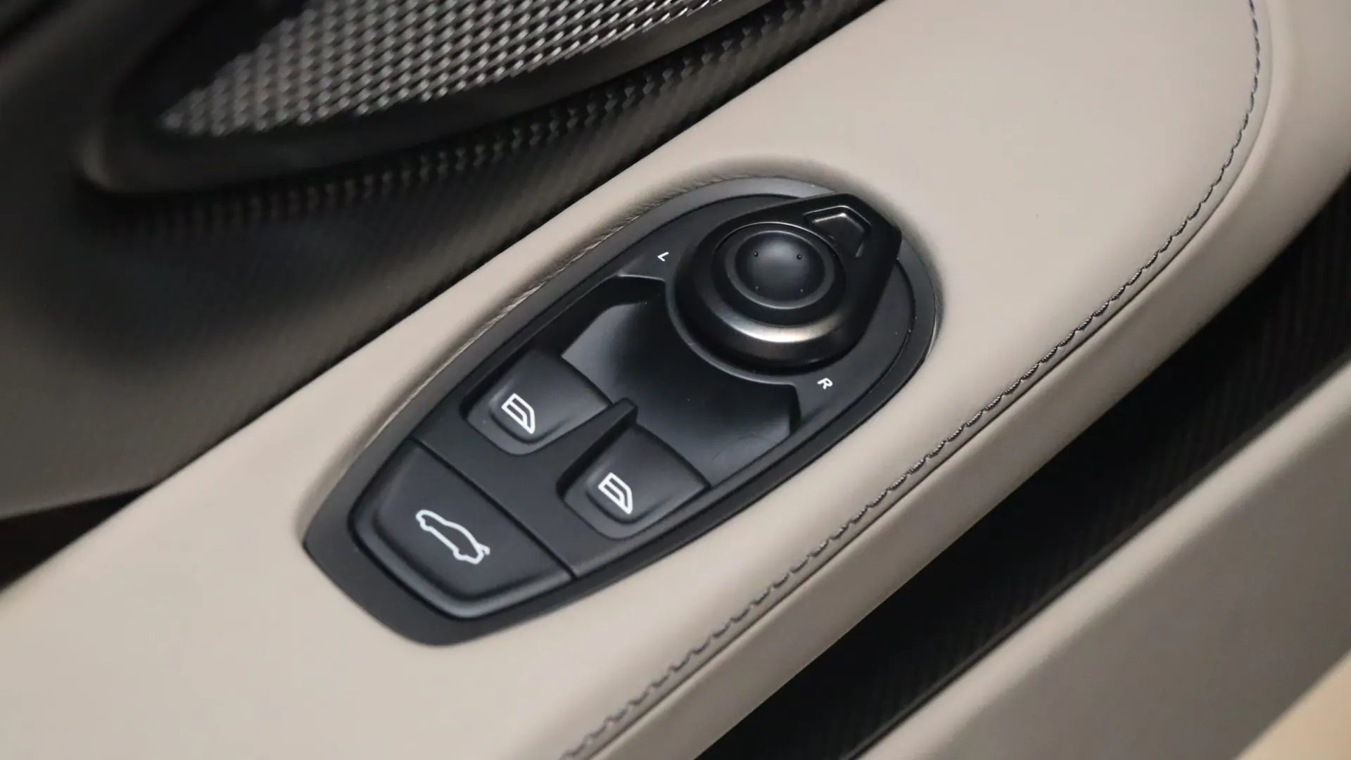 Aston Martin Vanquish — photo 12
