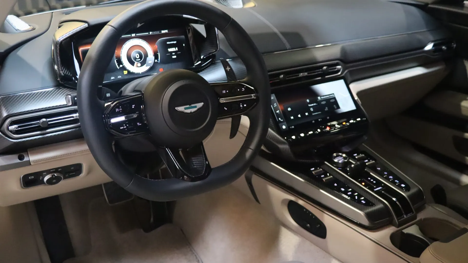 Aston Martin Vanquish — photo 14