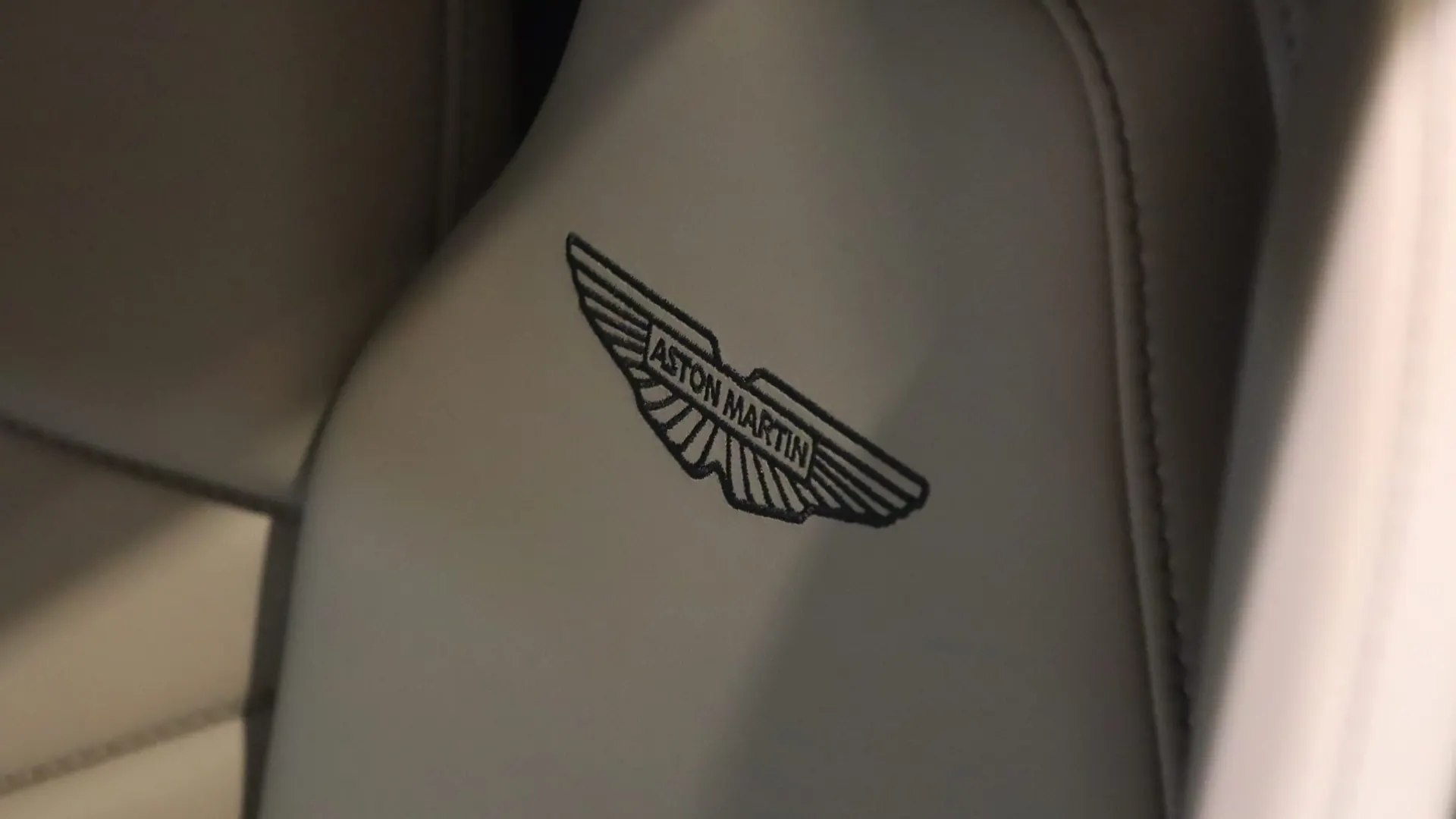 Aston Martin Vanquish — photo 33