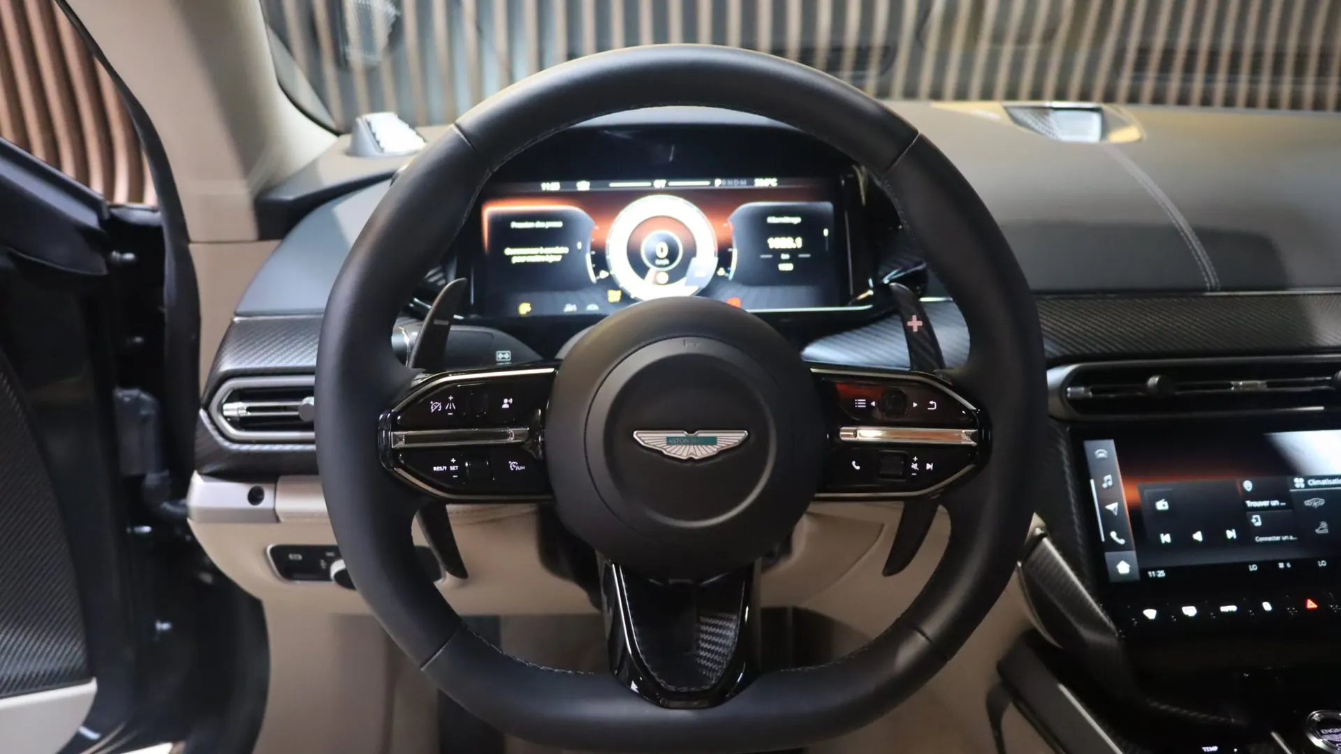 Aston Martin Vanquish — photo 9