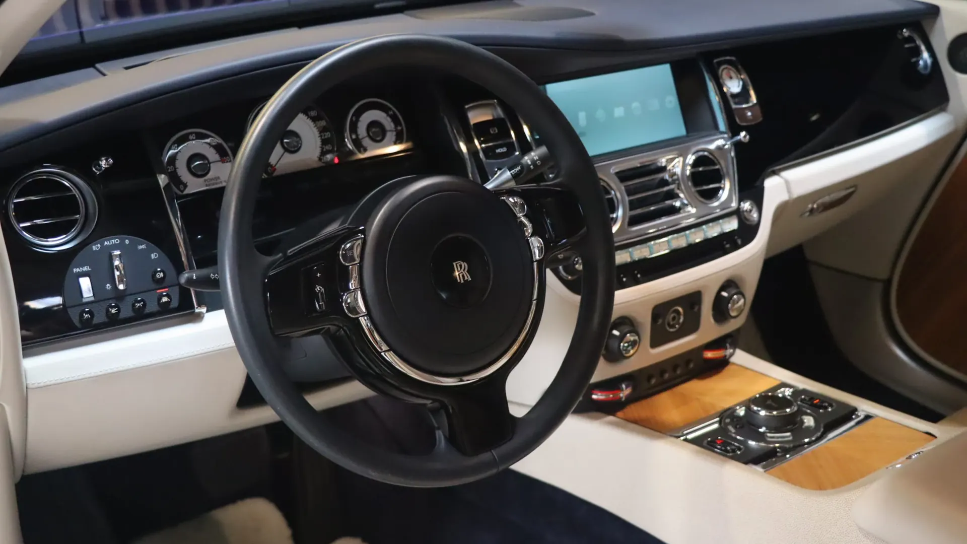 Rolls-Royce Wraith — photo 14