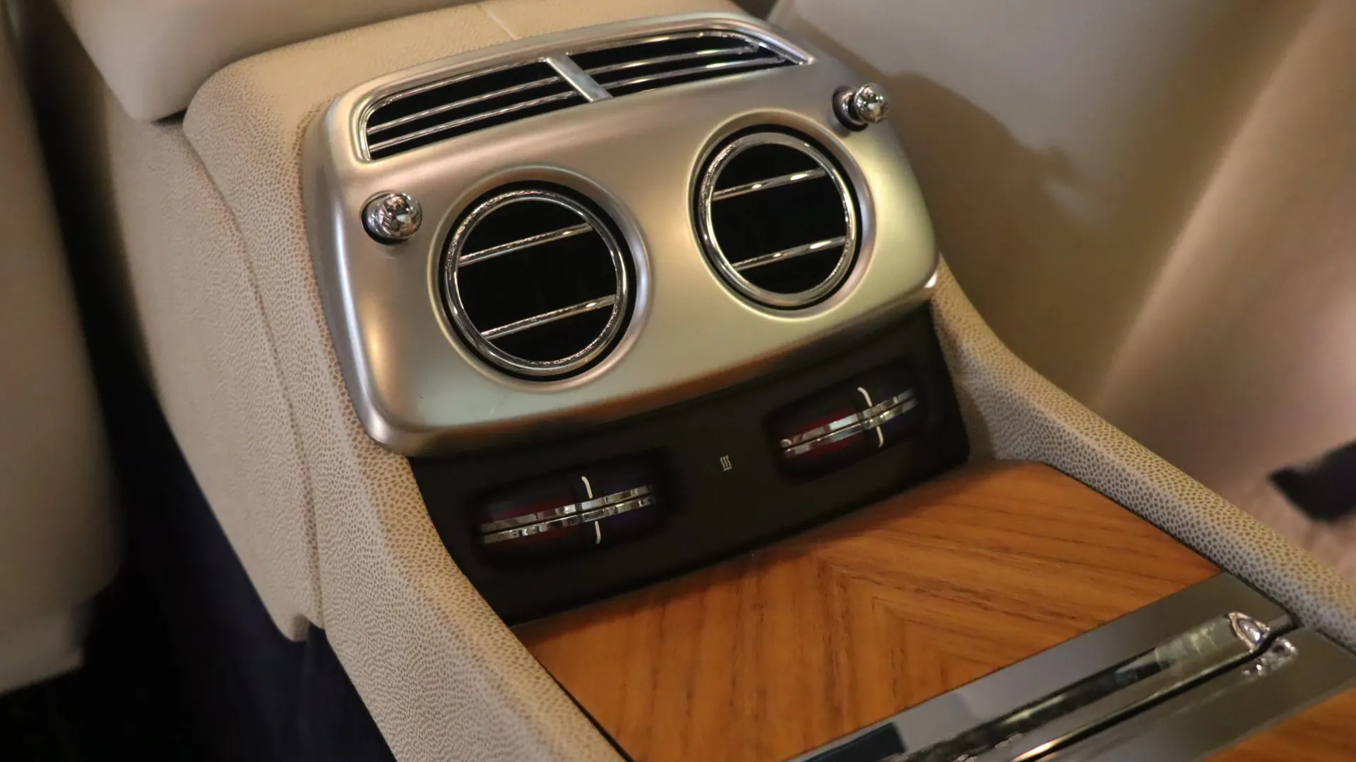 Rolls-Royce Wraith — photo 35