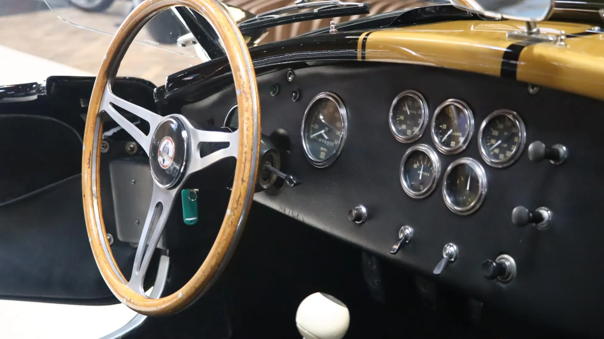 AC COBRA — photo 15