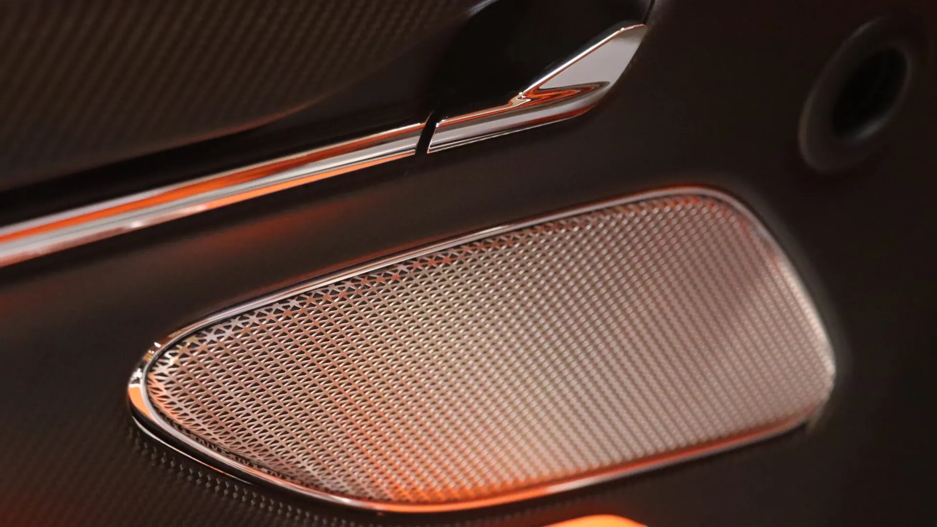 Aston Martin DB12 — photo 11