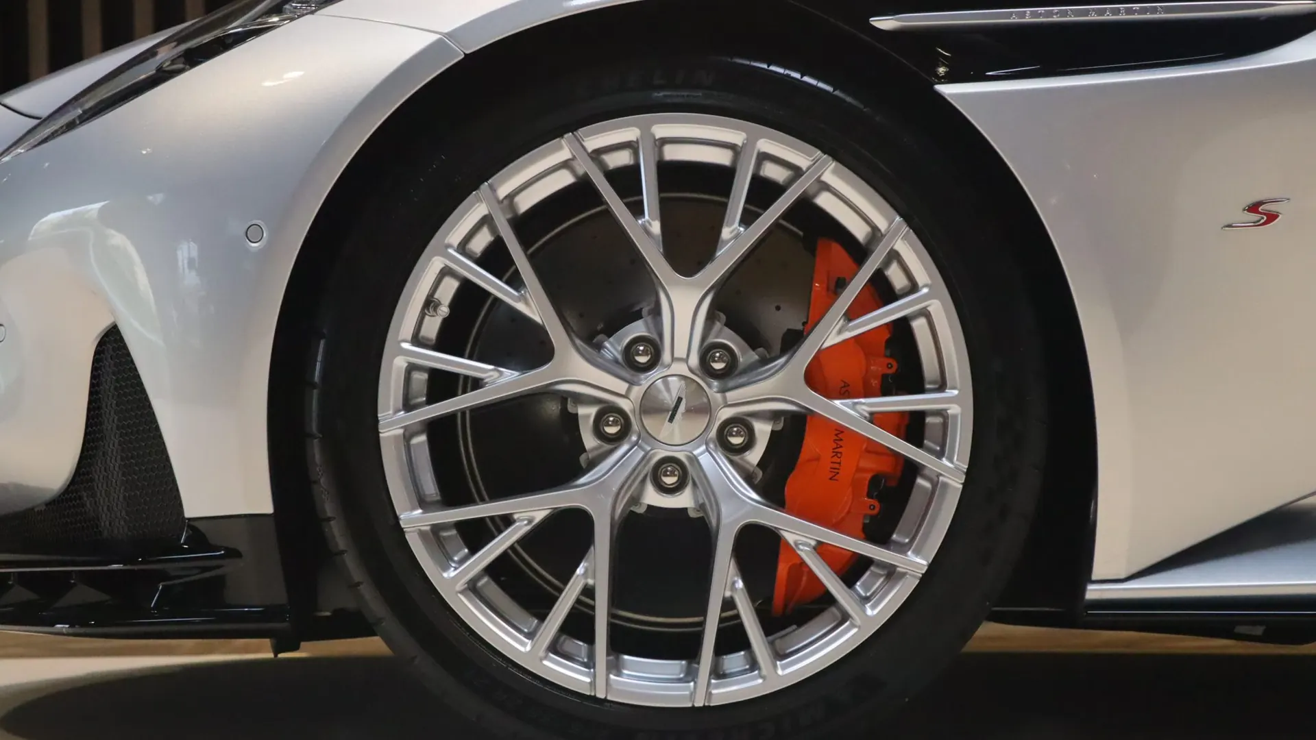 Aston Martin DB12 — photo 48