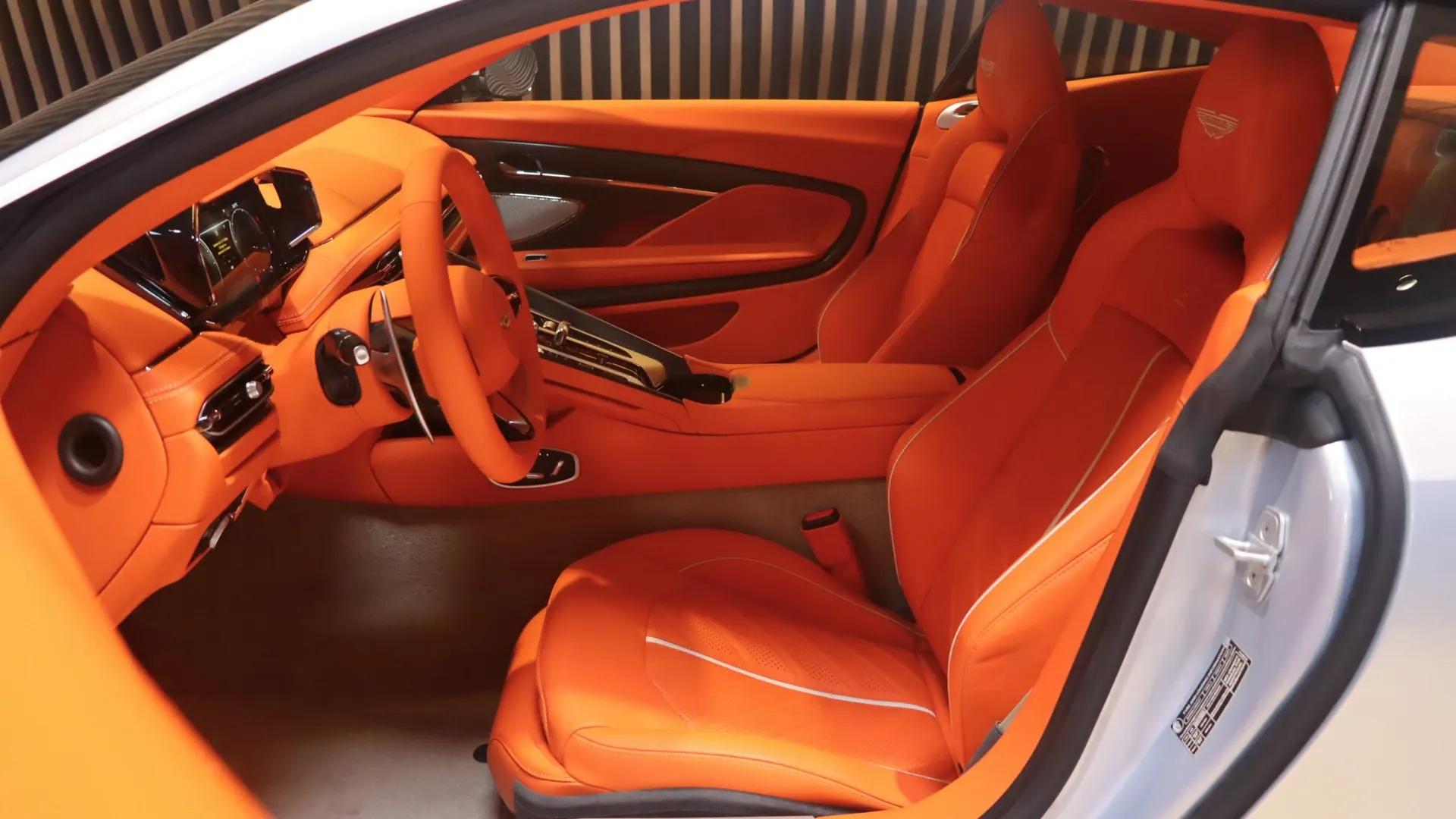 Aston Martin DB12 — photo 7