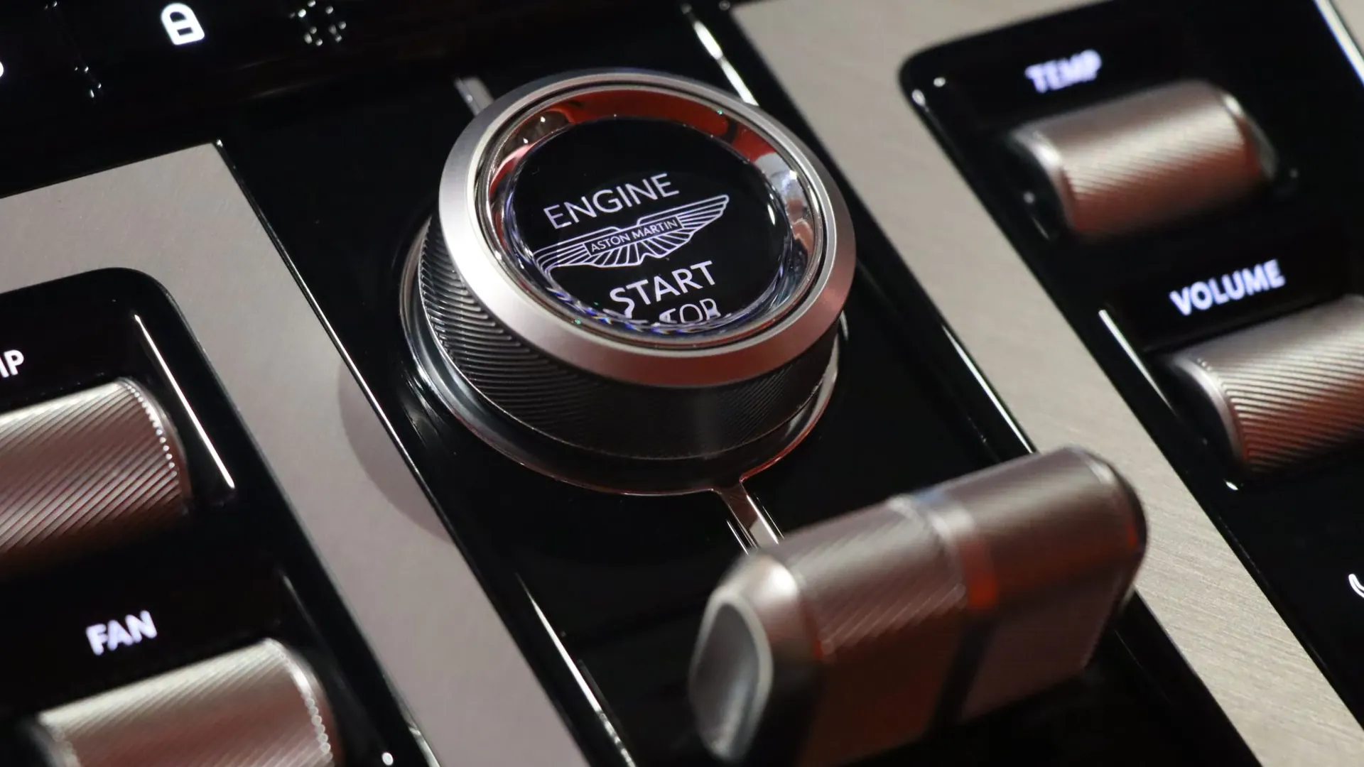 Aston Martin DB12 — photo 30