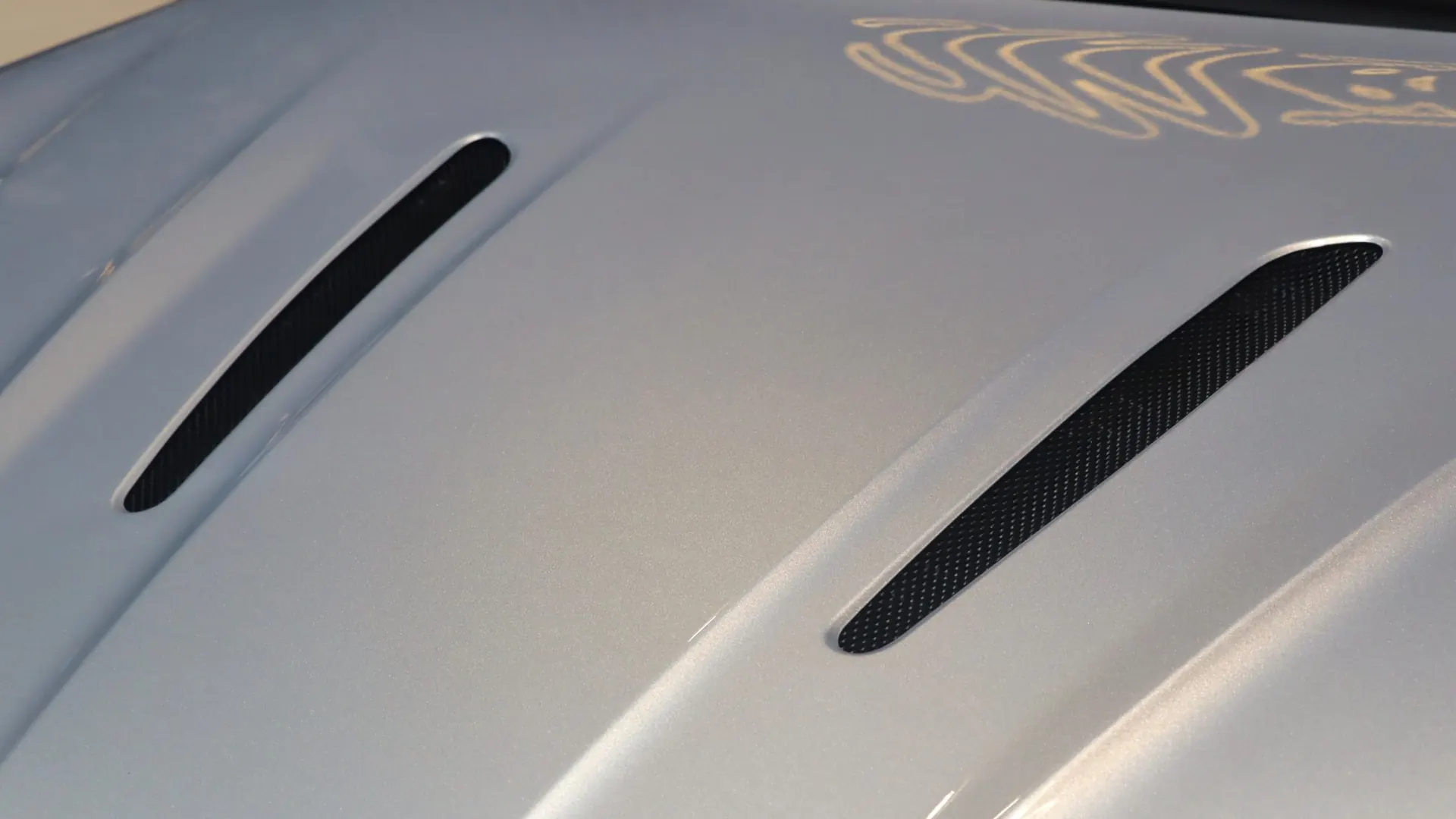 Aston Martin DB12 — photo 40