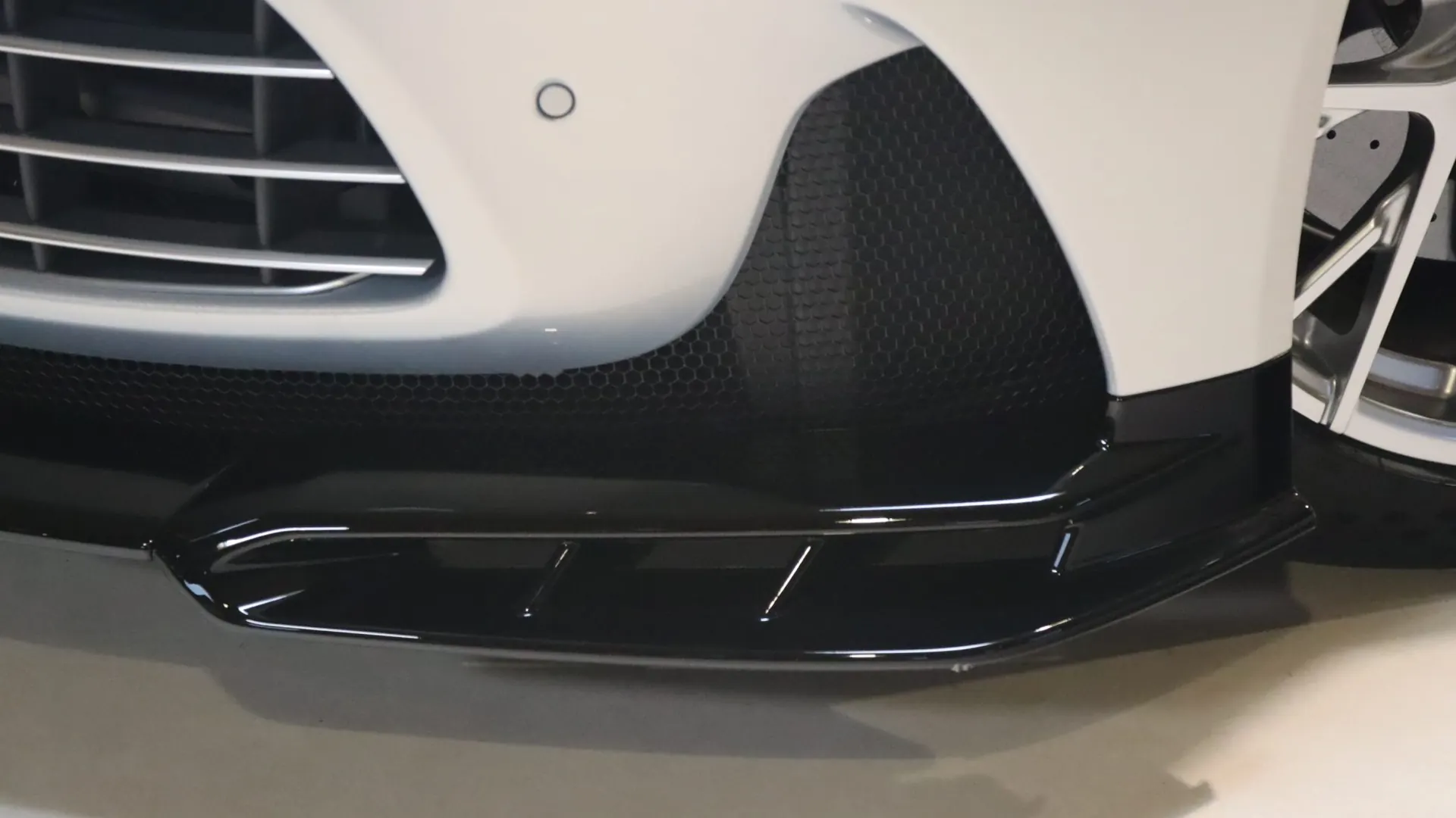 Aston Martin DB12 — photo 42