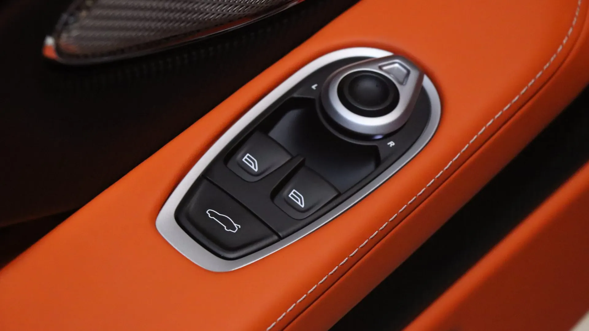 Aston Martin DB12 — photo 12